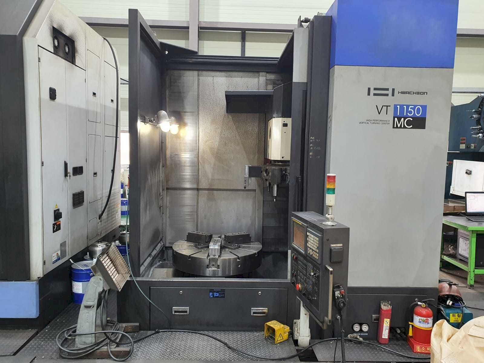 Čelní pohled na HWACHEON VT 1150 MC stroj