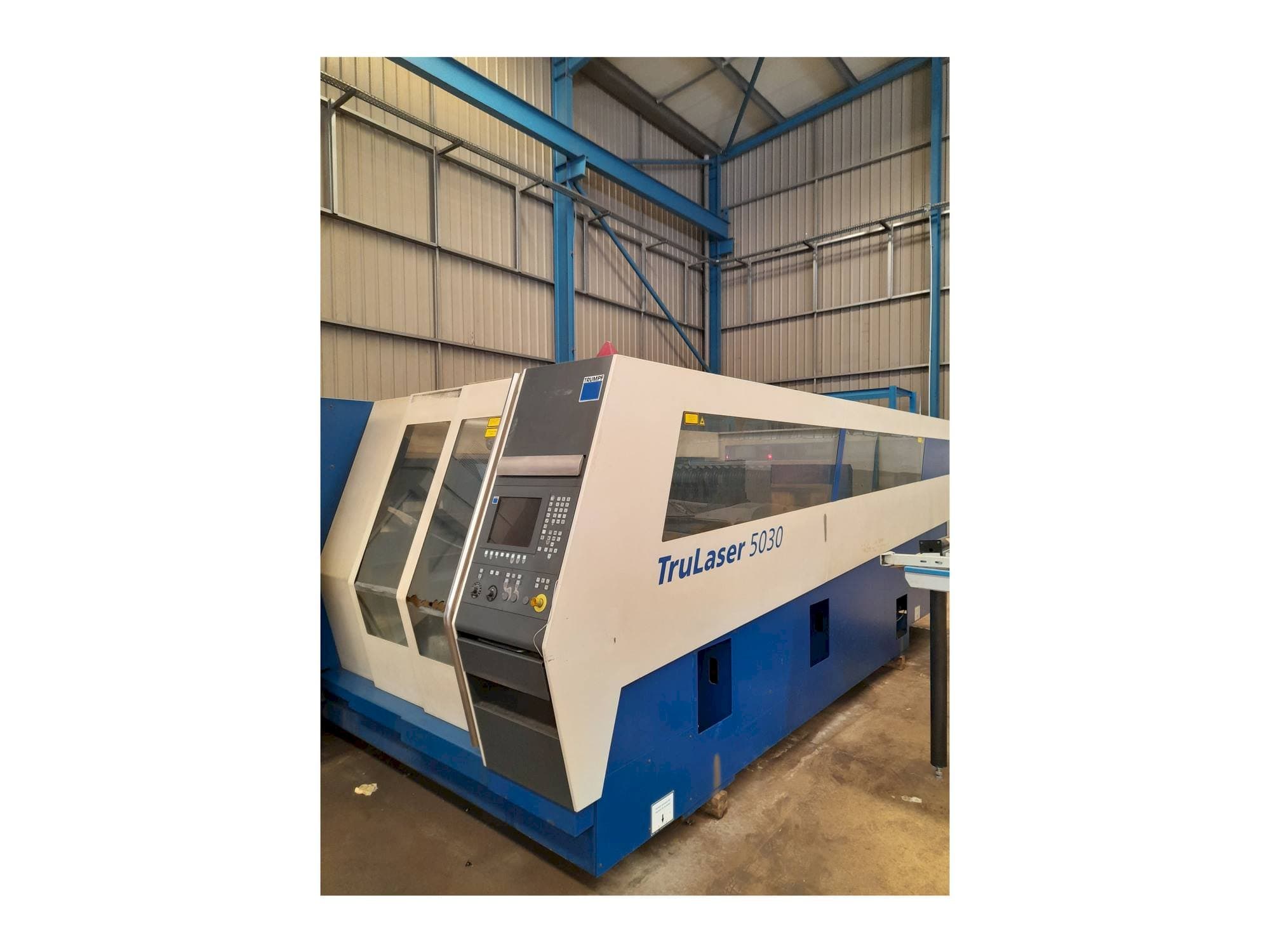 Čelní pohled na Trumpf Trulaser 5030 stroj