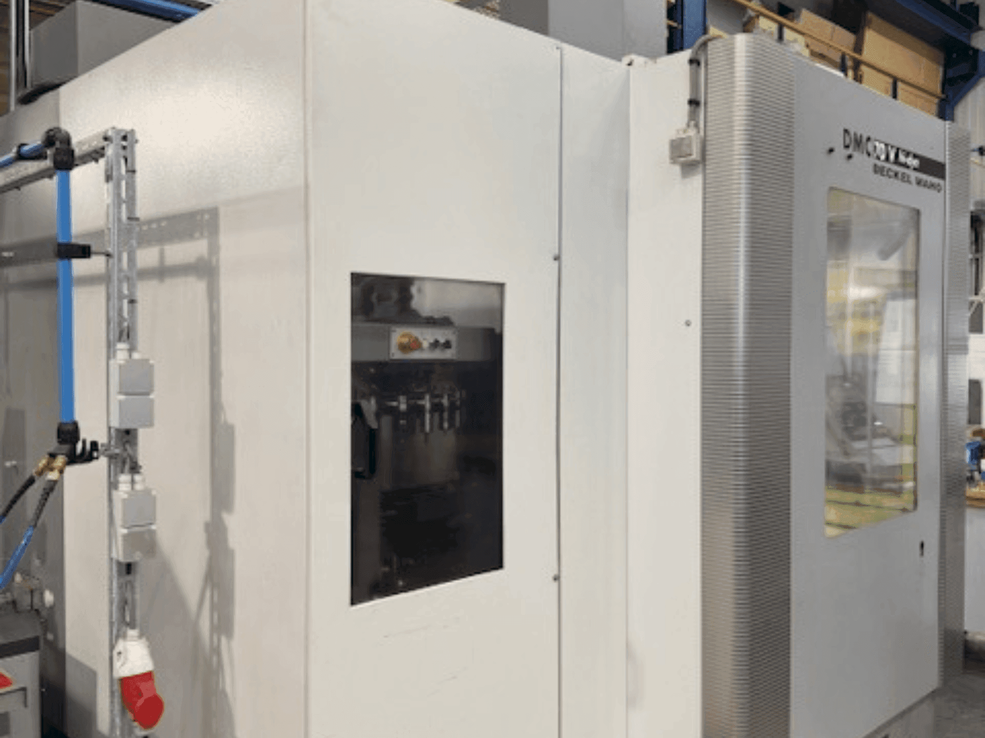 Čelní pohled na DECKEL MAHO DMC 70V Hi-Dyn stroj