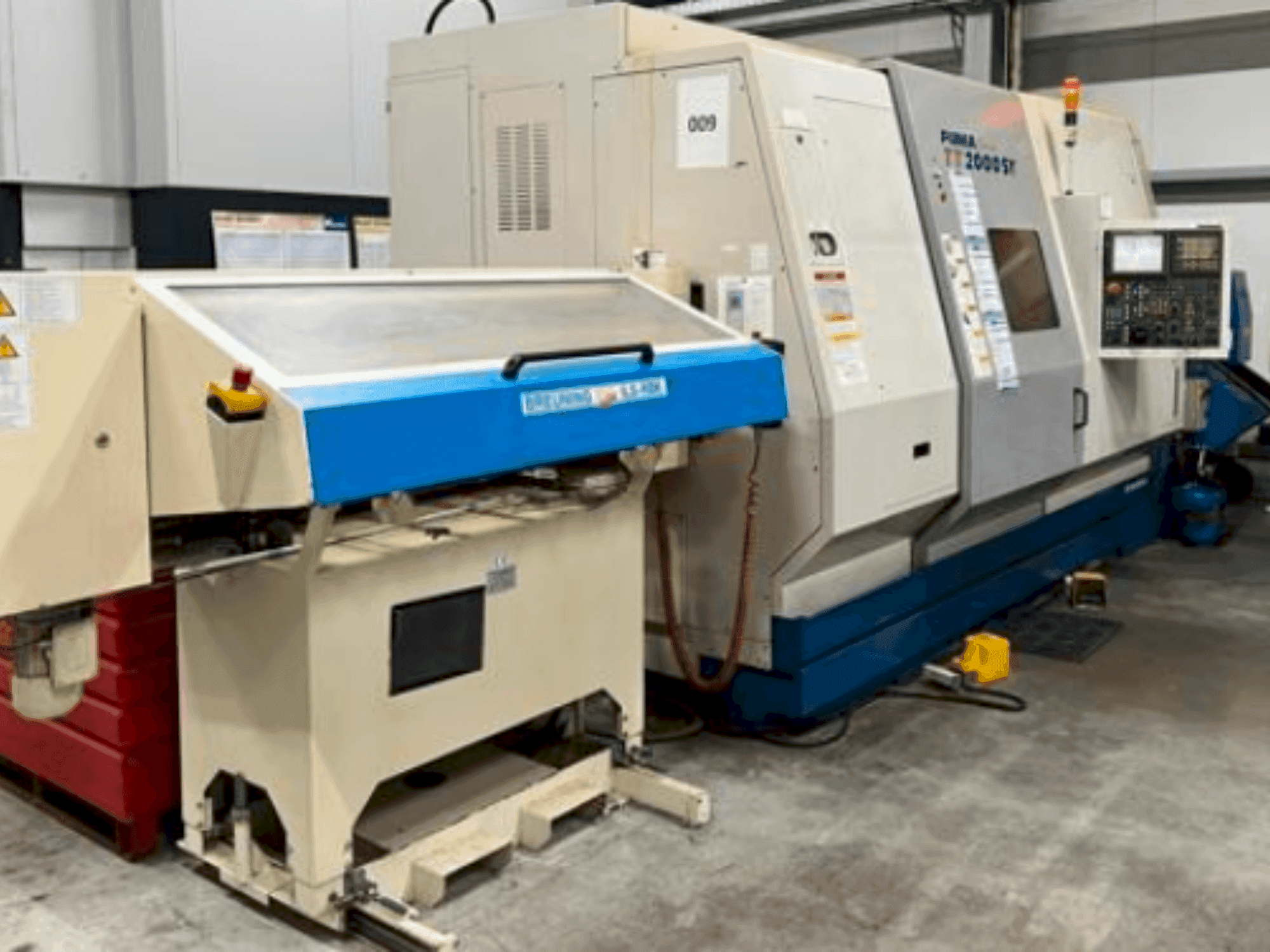 Čelní pohled na DAEWOO PUMA TT 2000 SY stroj