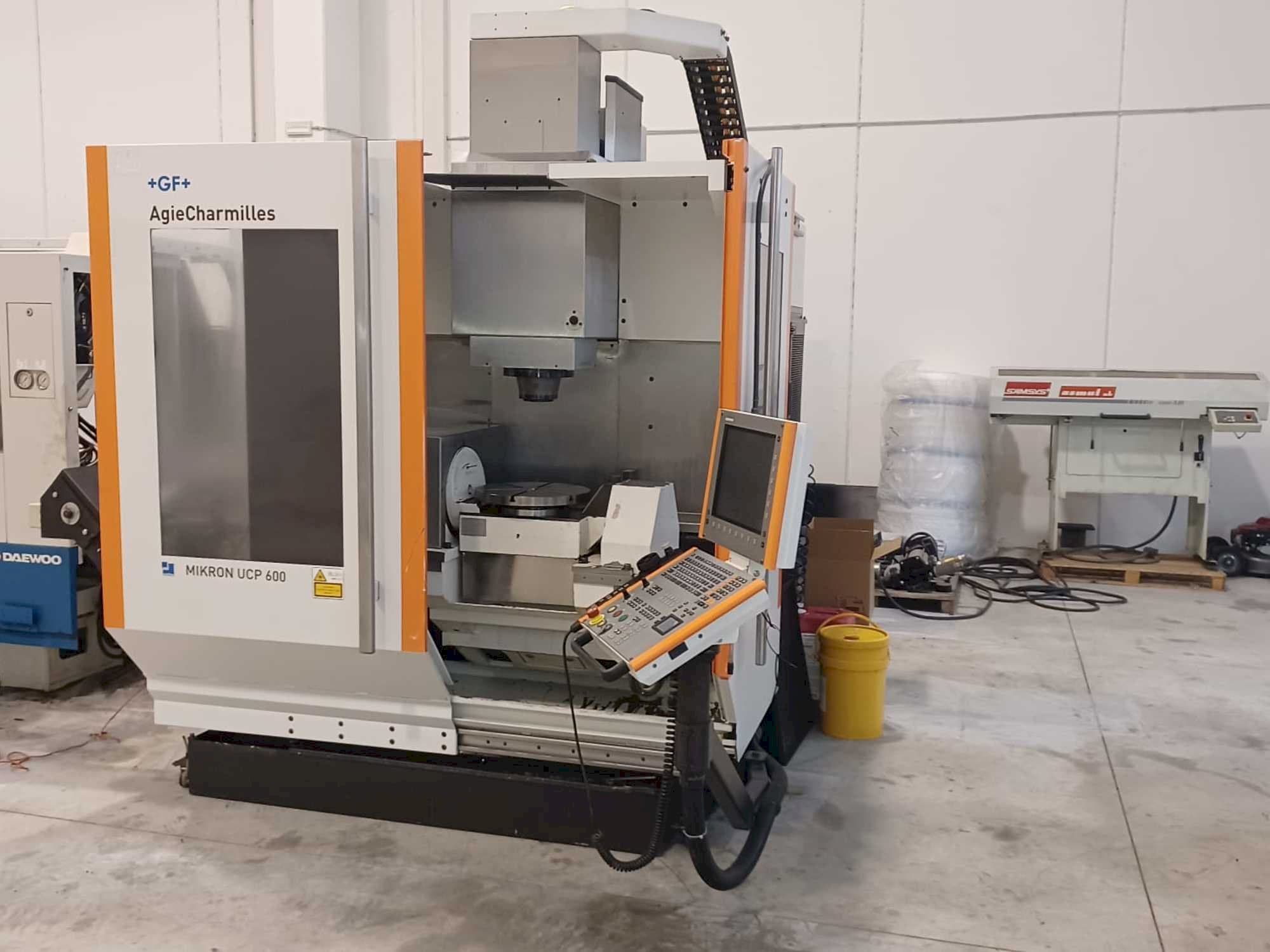 Čelní pohled na AgieCharmilles Mikron UCP 600 stroj