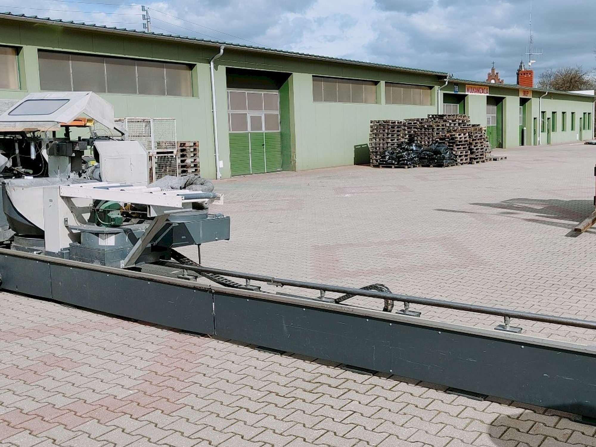 Čelní pohled na Elumatec DG 244/2 stroj