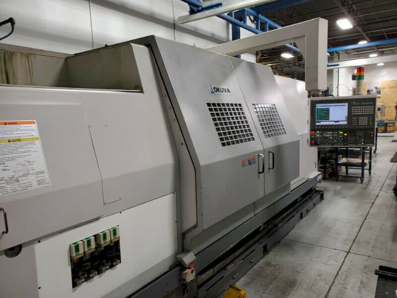 Levý boční pohled na Okuma LB45 II stroj