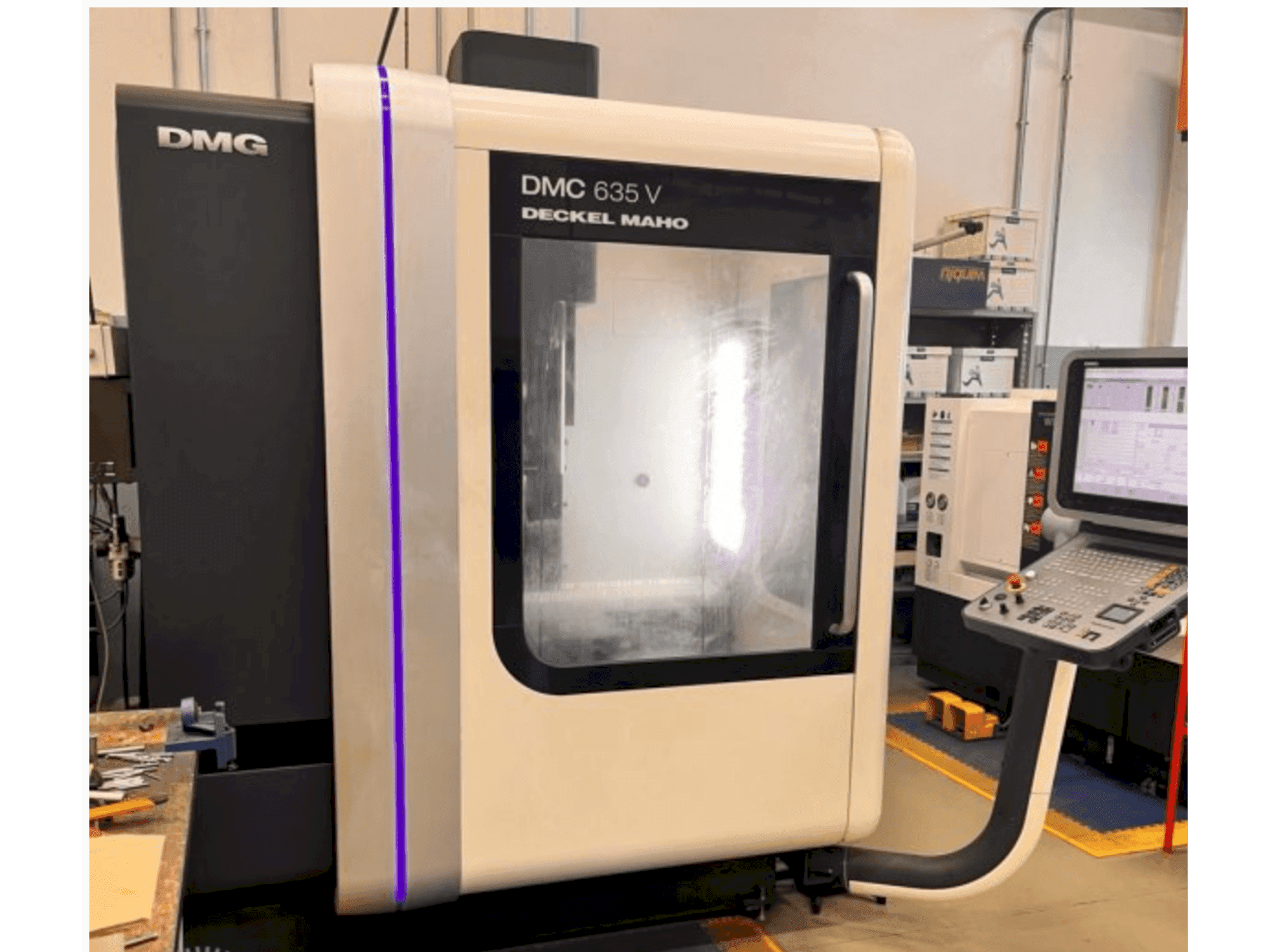 Čelní pohled na DMG DECKEL MAHO DMC 635 V stroj