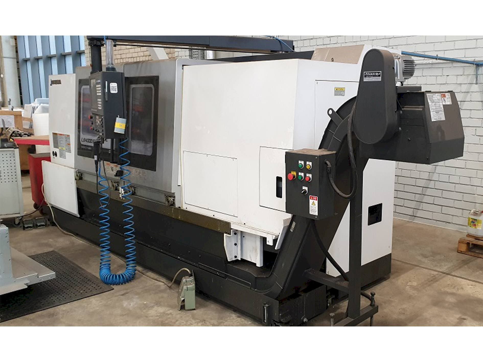 Čelní pohled na Okuma LB4000EXII stroj