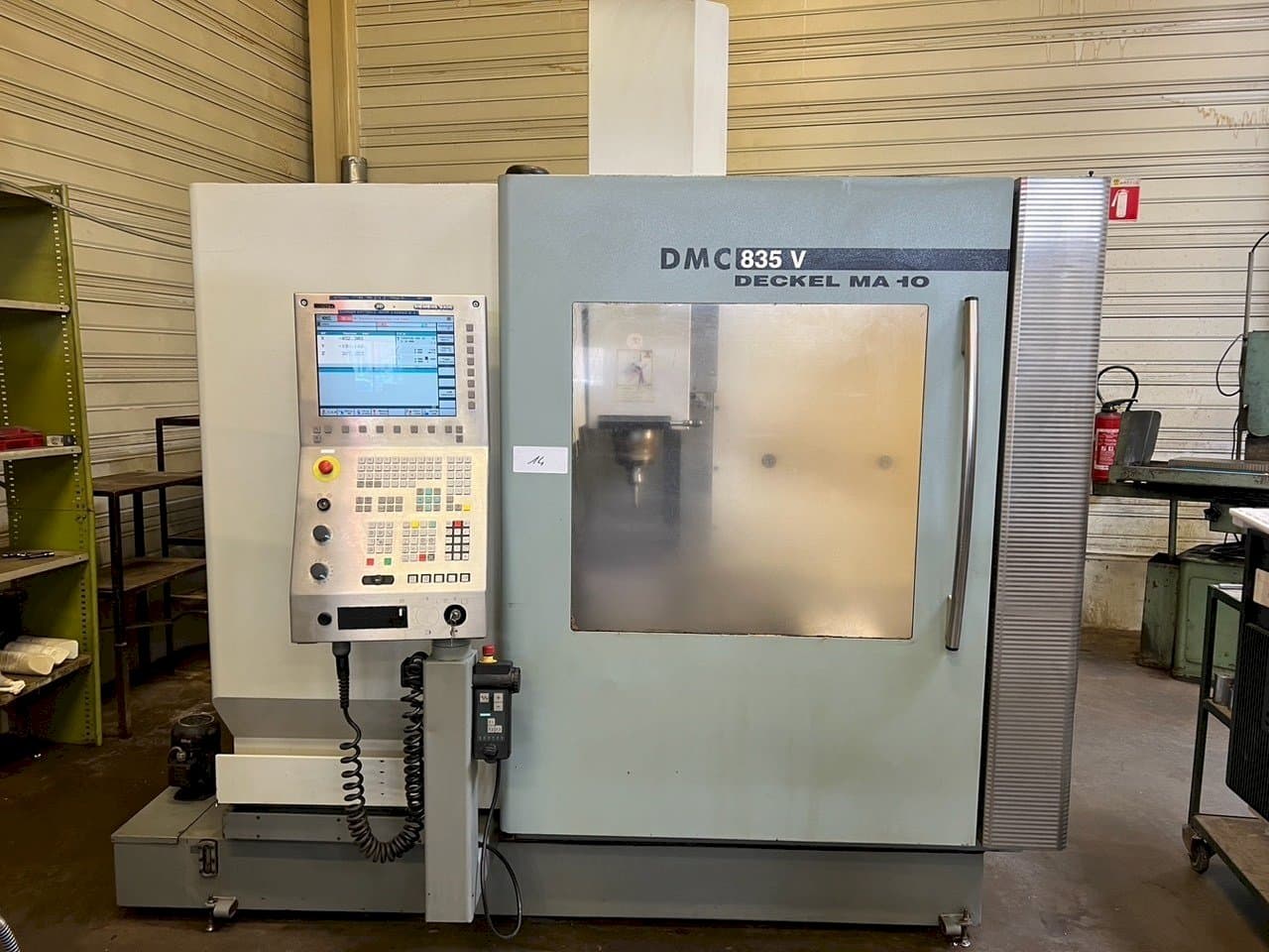 Čelní pohled na DMG DMC 835 stroj