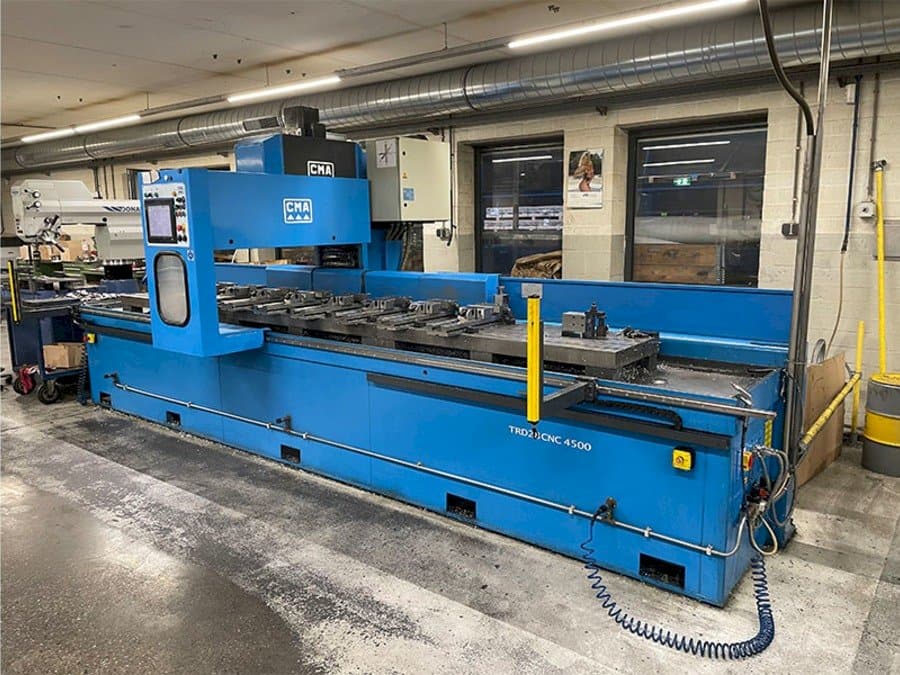 Čelní pohled na CMA TRD28CNC 4500 stroj
