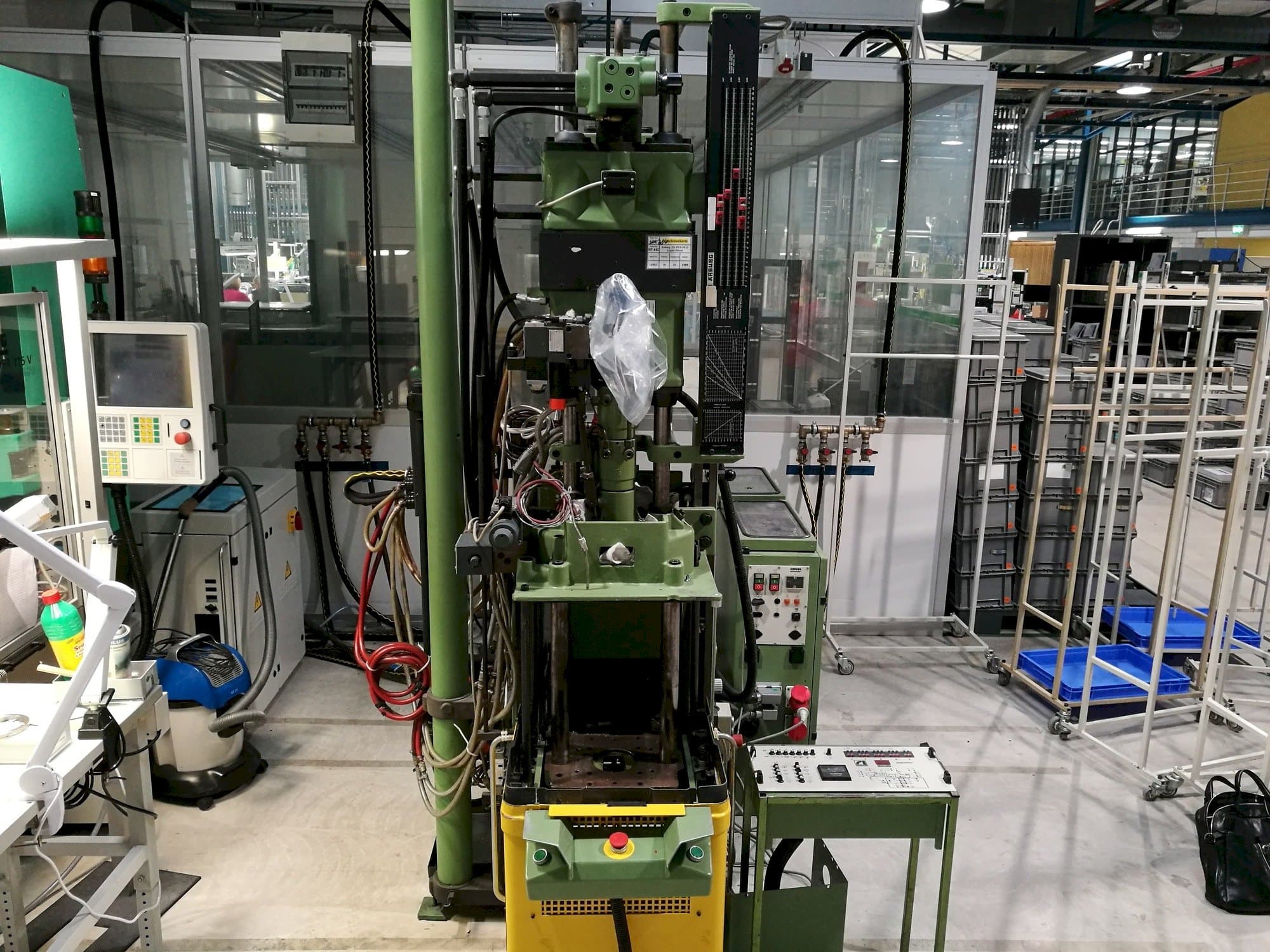 Čelní pohled na Arburg 221-75-350 stroj