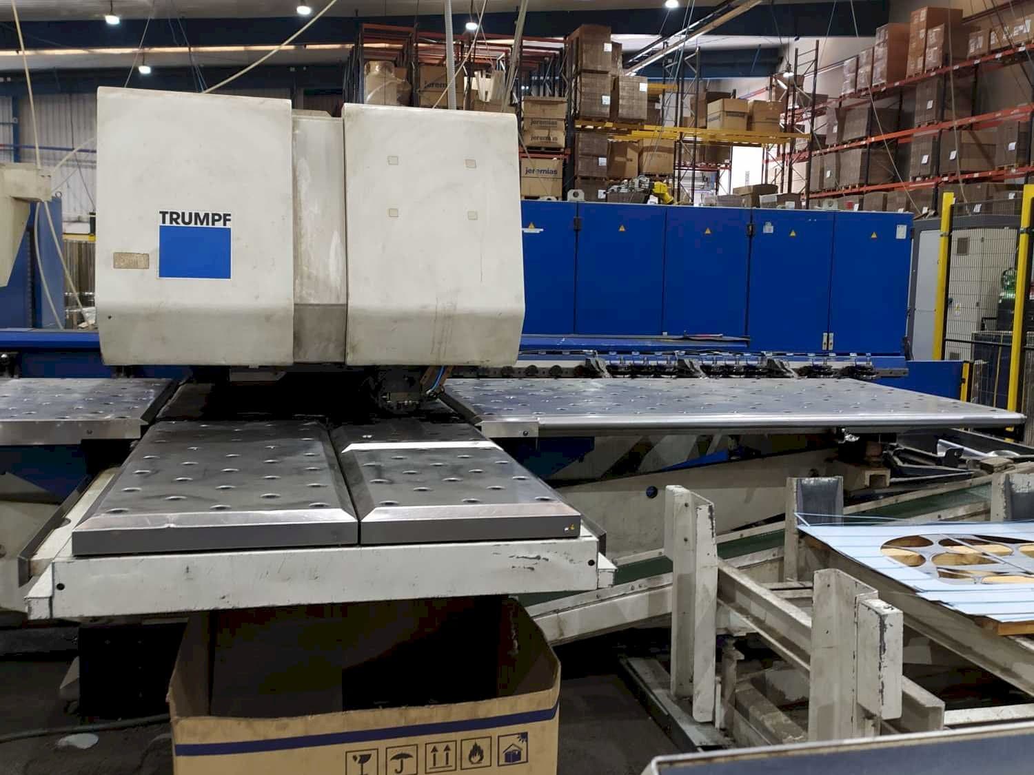 Čelní pohled na Trumpf Trumatic 600L stroj