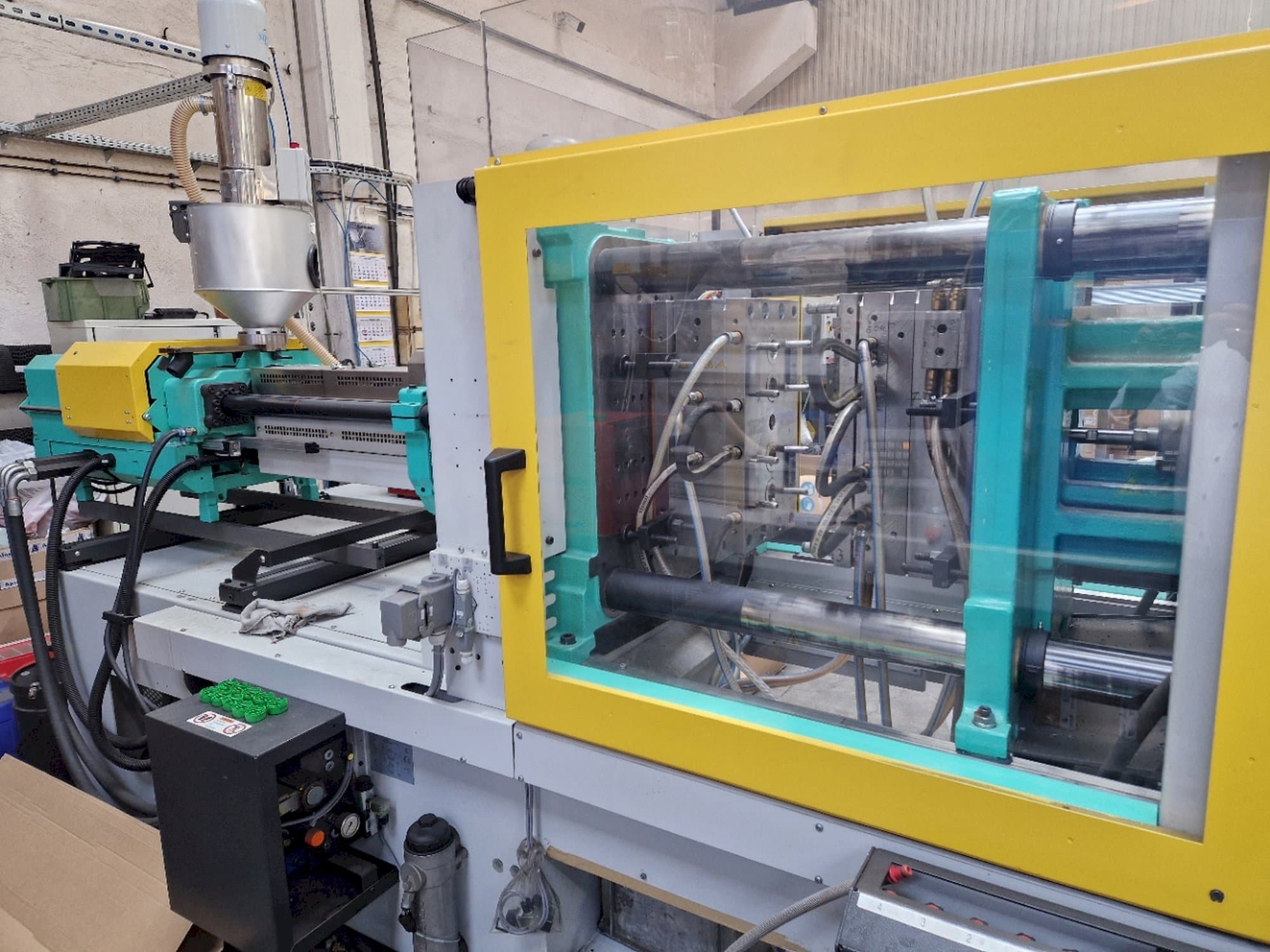 Čelní pohled na Arburg ALLROUNDER 570 C 2000-800 GOLDEN EDITION stroj