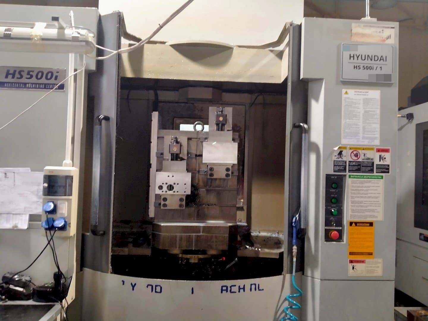 Čelní pohled  na Hyundai Kia HS500i  stroj