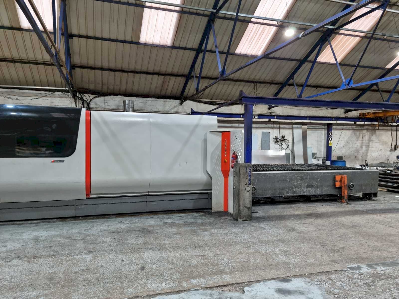 Čelní pohled  na Bystronic Bystar Fiber 4020 10KW  stroj