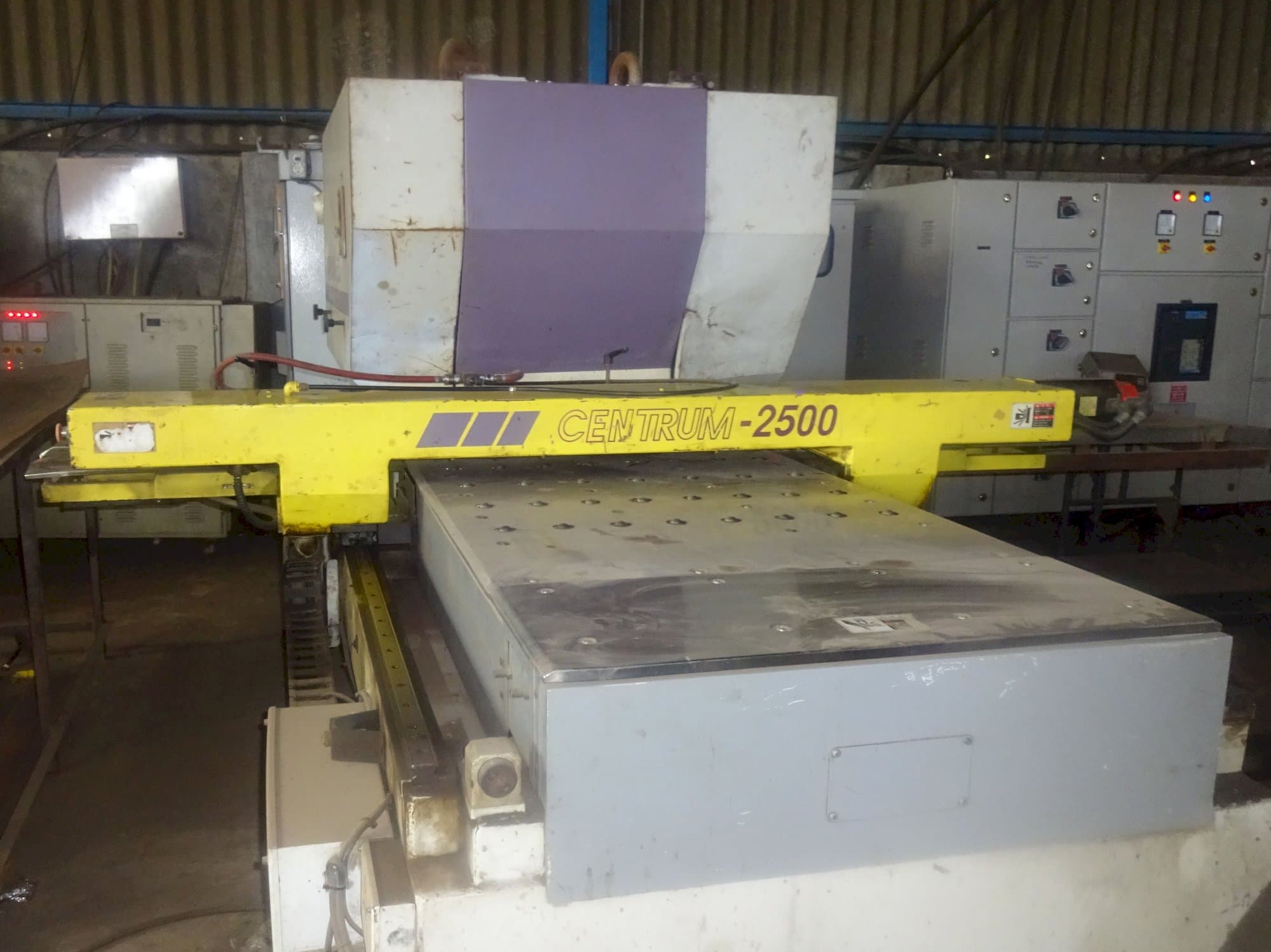 Čelní pohled  na Murata Wiedemann C-2500 stroj