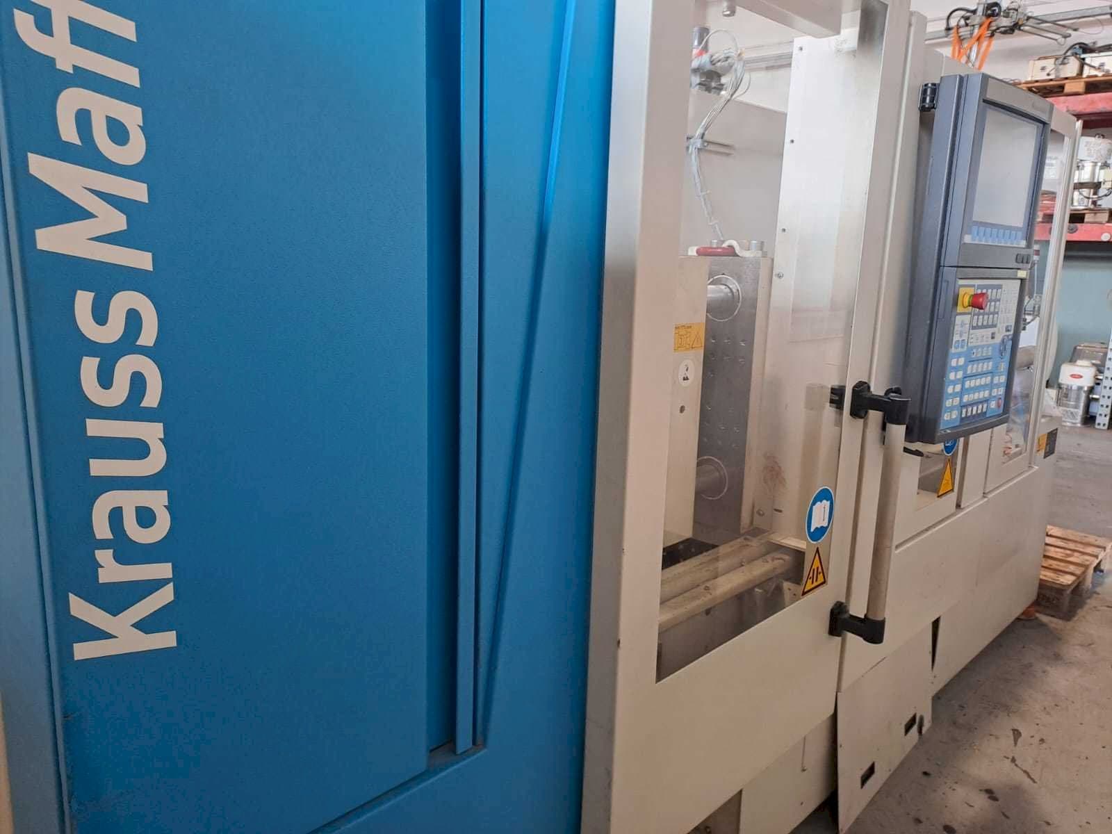 Čelní pohled na Krauss Maffei 35-180CX stroj