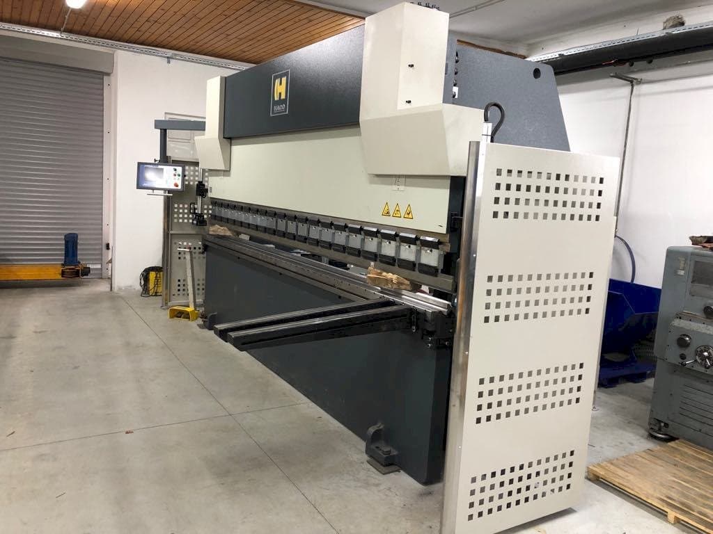 Čelní pohled na HACO SYNCHROMASTER 40175 stroj