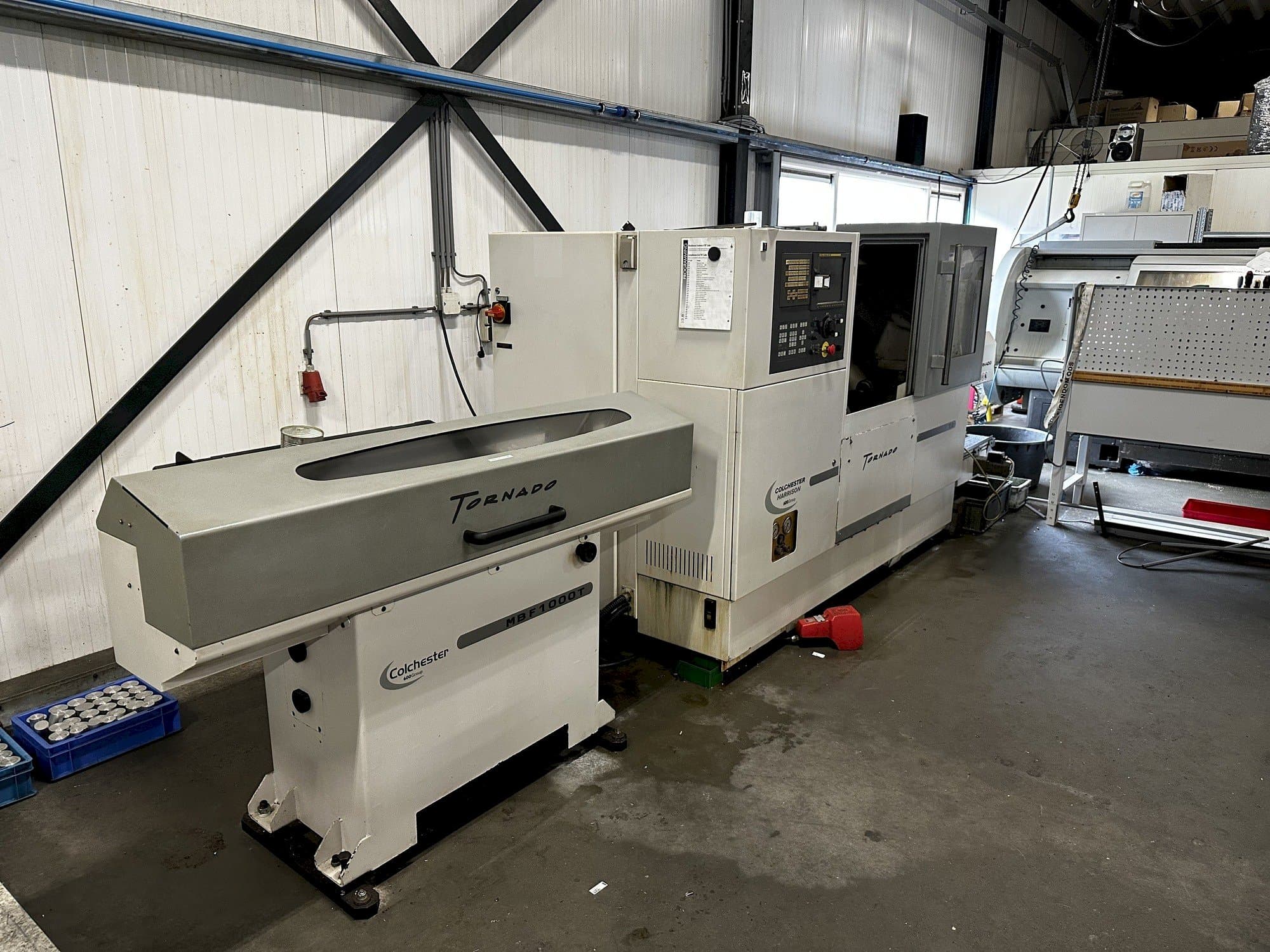 Čelní pohled na Colchester Tornado T2 stroj