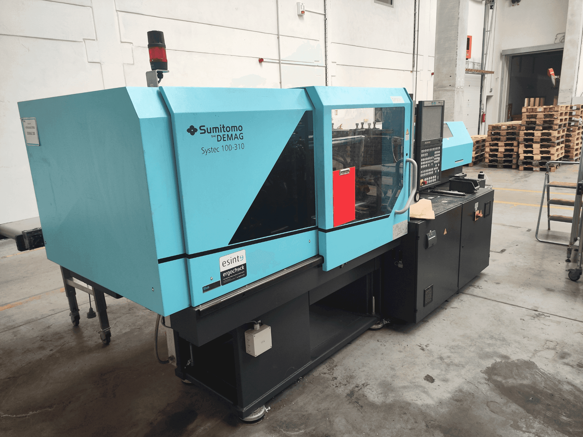 Čelní pohled na DEMAG Systec 100/420-310 stroj