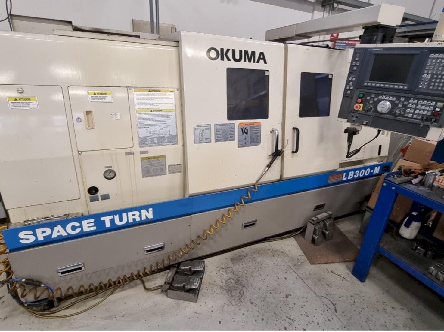 Čelní pohled na Okuma LB 300M stroj