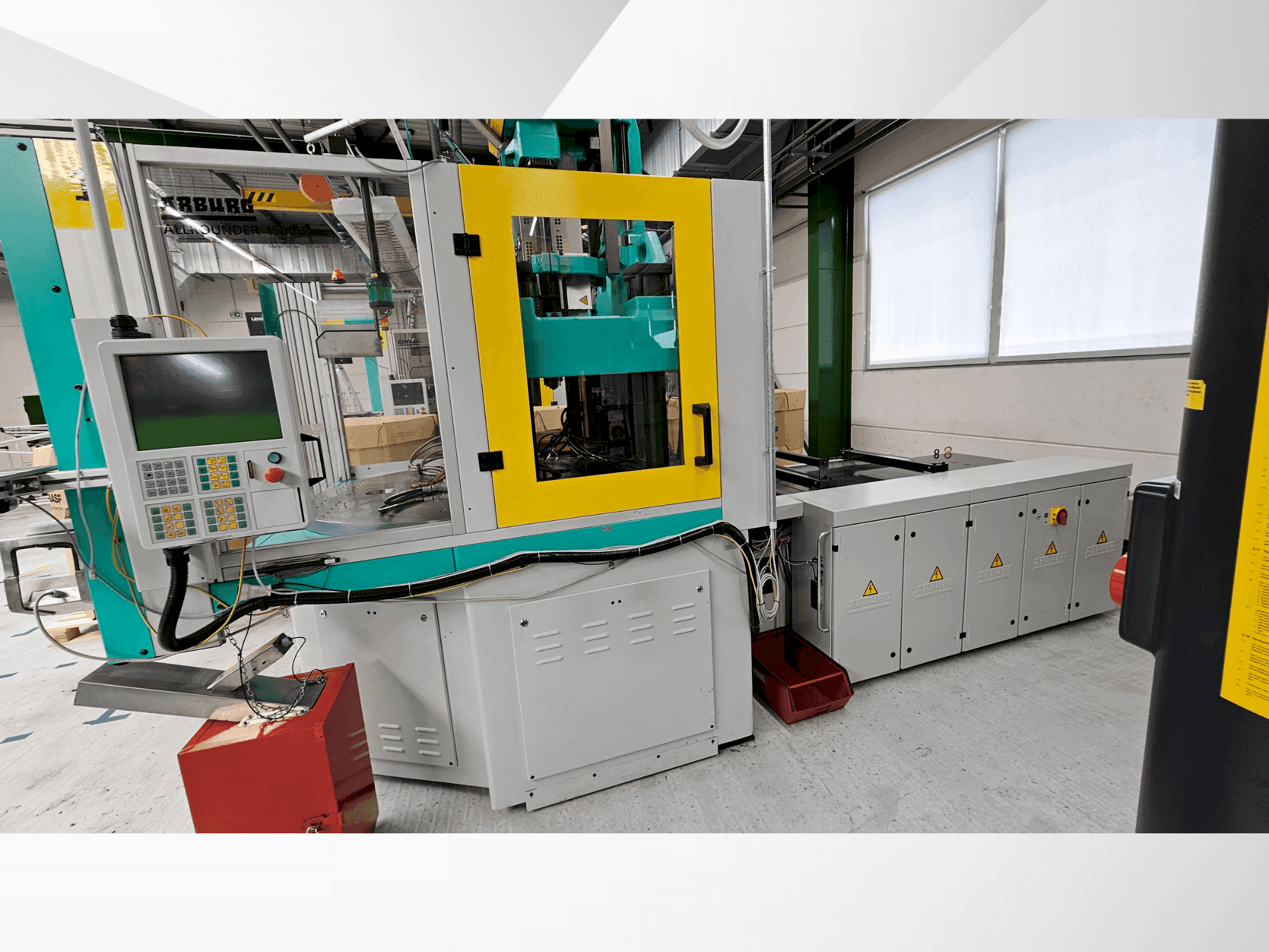 Čelní pohled na Arburg Allrounder 1500 T 2000-400 stroj