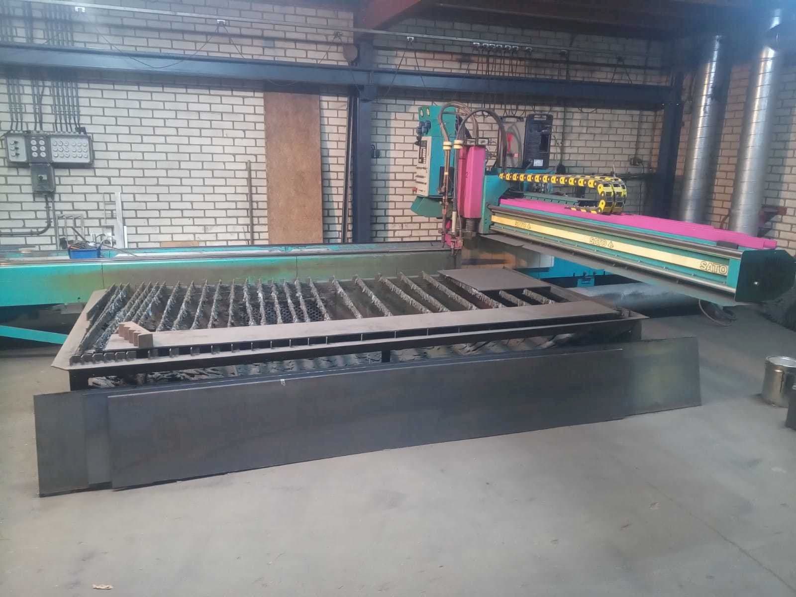 Čelní pohled na SATO SATRONIK C2500 stroj