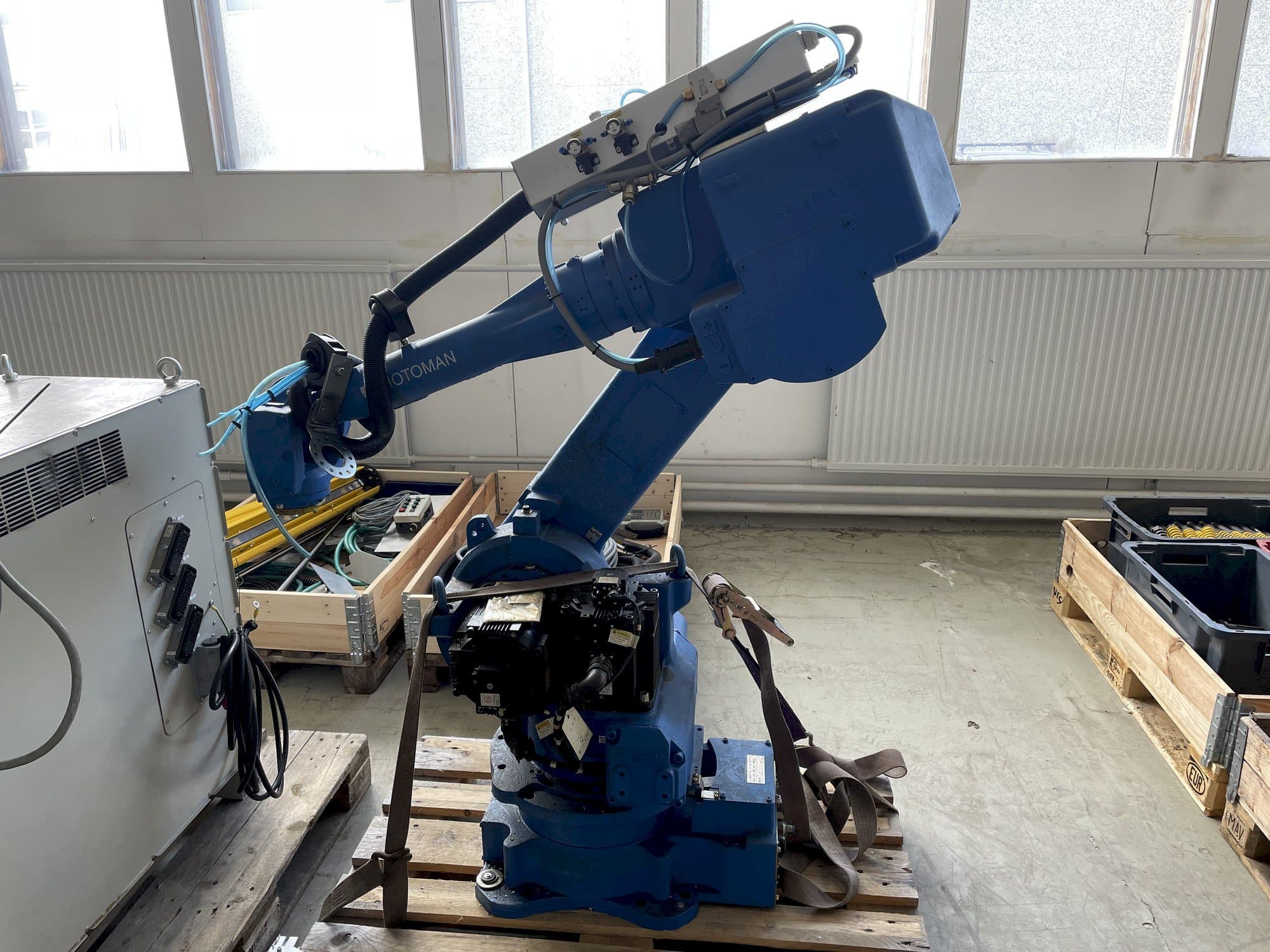 Čelní pohled  na MOTOMAN NX100 80KG  stroj