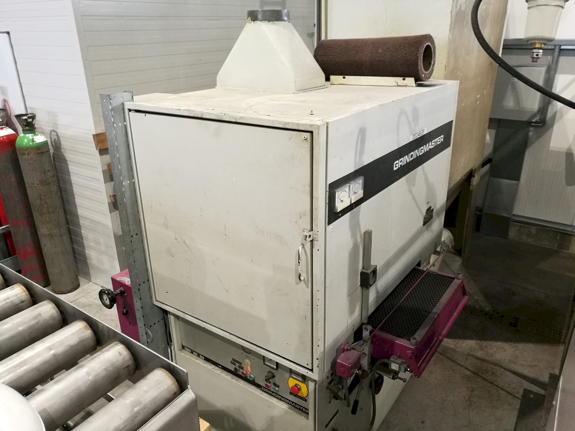 Levý pohled na GRINDINGMASTER MCSB2-600 stroj