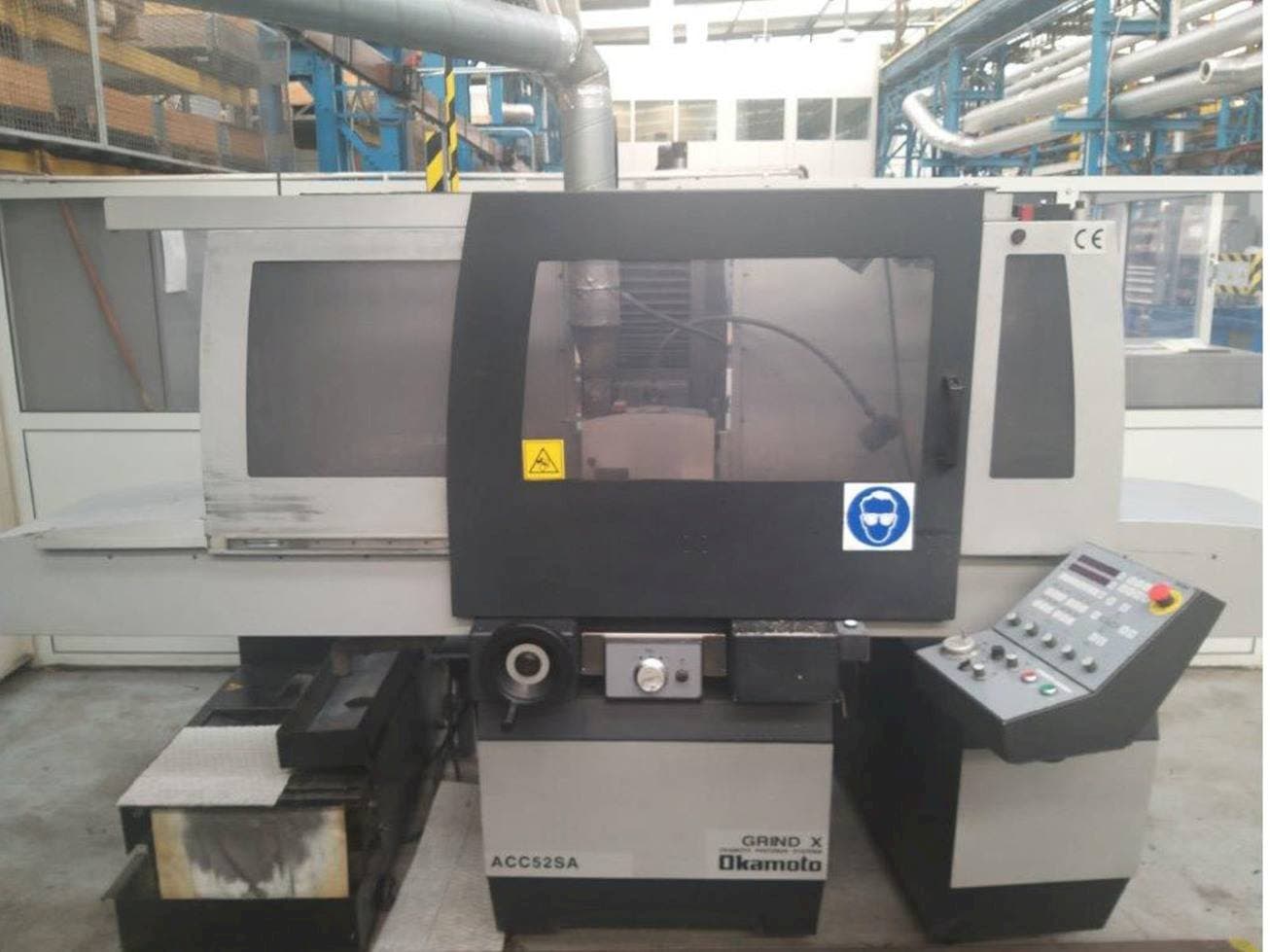 Čelní pohled  na OKAMOTO ACC 52SA  stroj