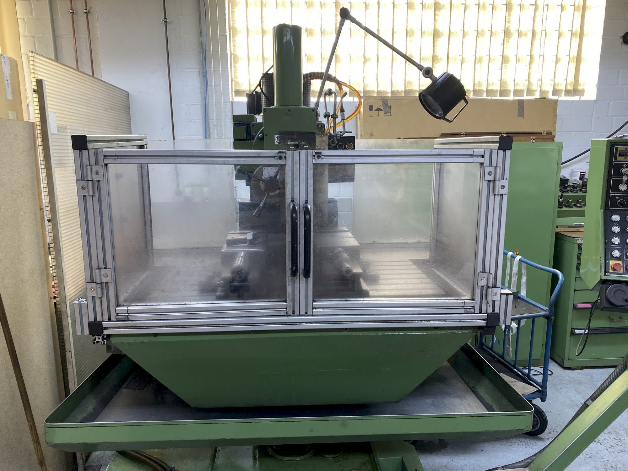 Čelní pohled na HERMLE UWF 1000 stroj