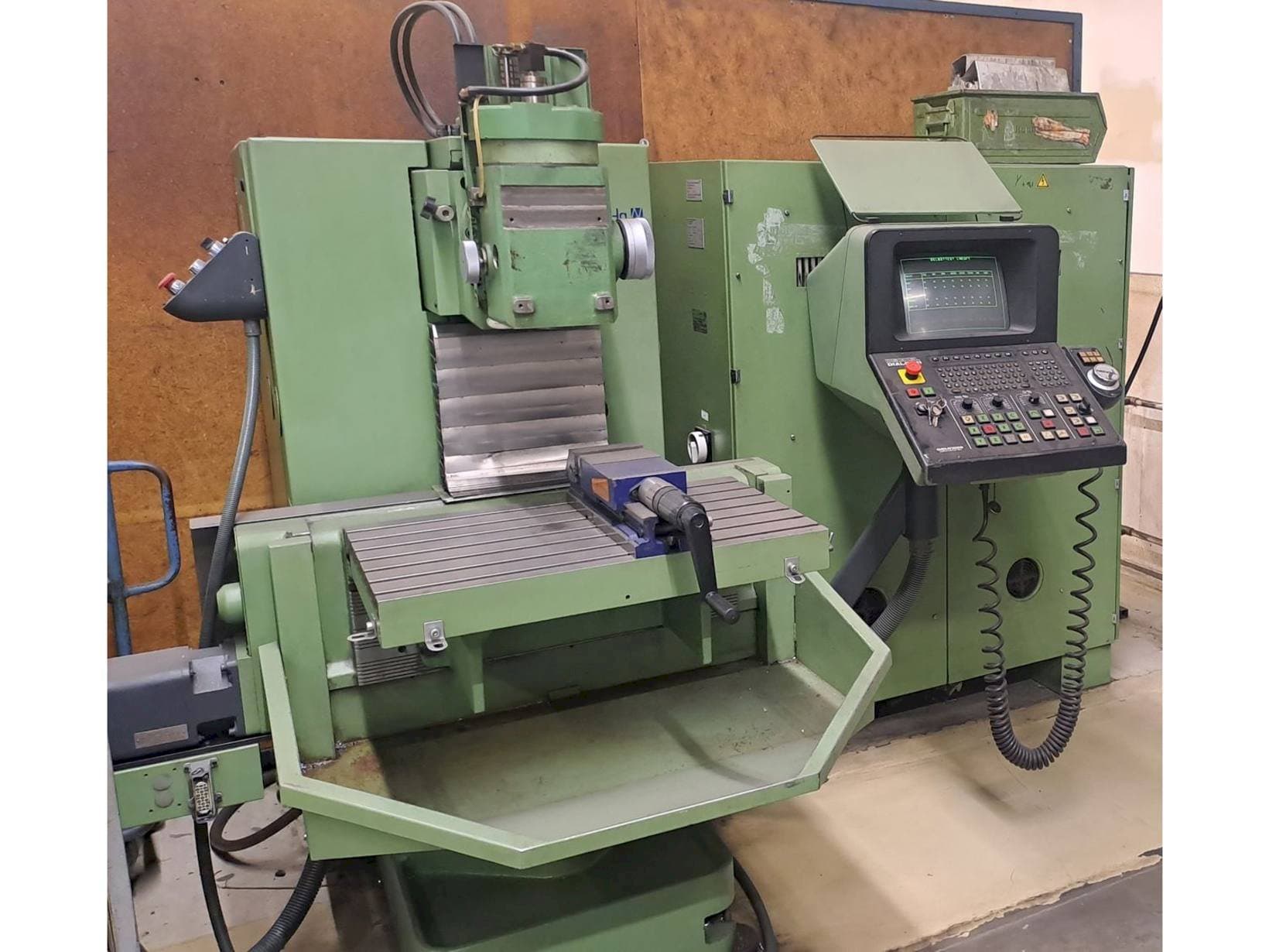 Čelní pohled na DECKEL FP3NC stroj