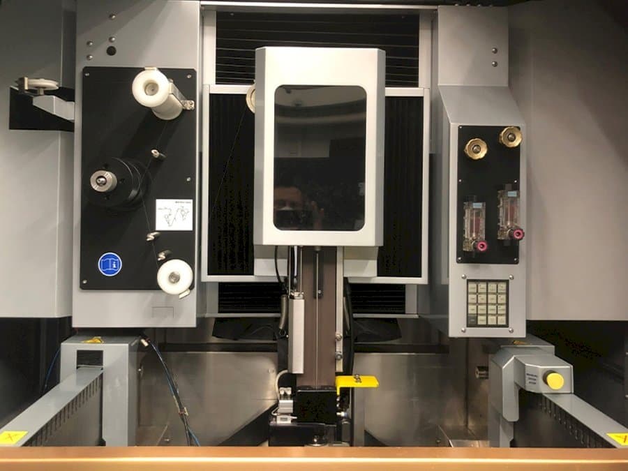 Čelní pohled  na EROWA Robot Compact 80  stroj