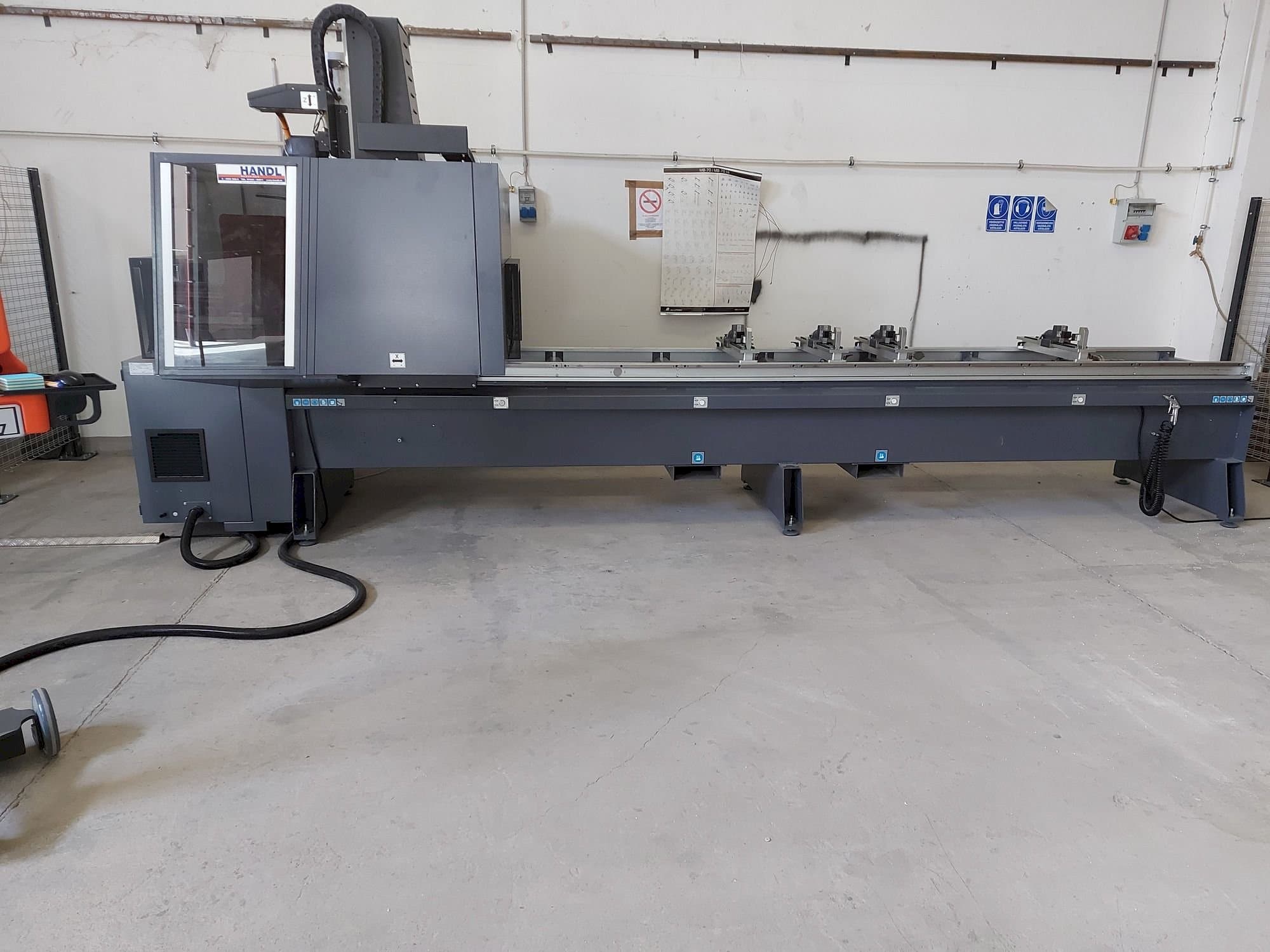 Čelní pohled na Tekna TKE943-4 stroj