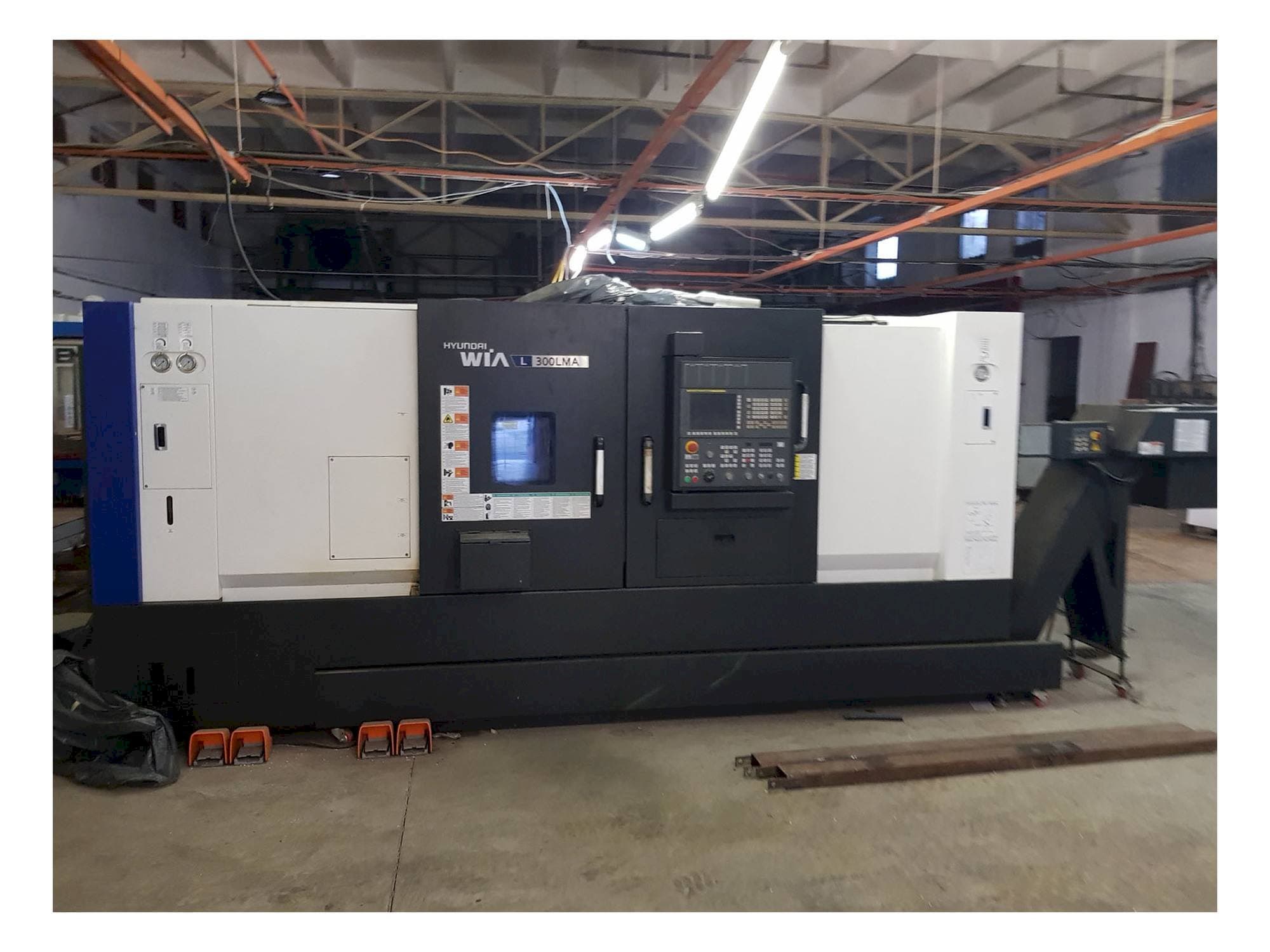 Čelní pohled na Hyundai Wia L300LMA stroj