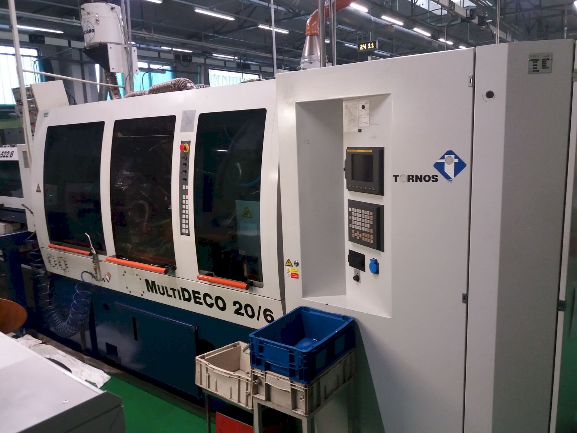 Čelní pohled na Tornos Multideco 26/6 stroj