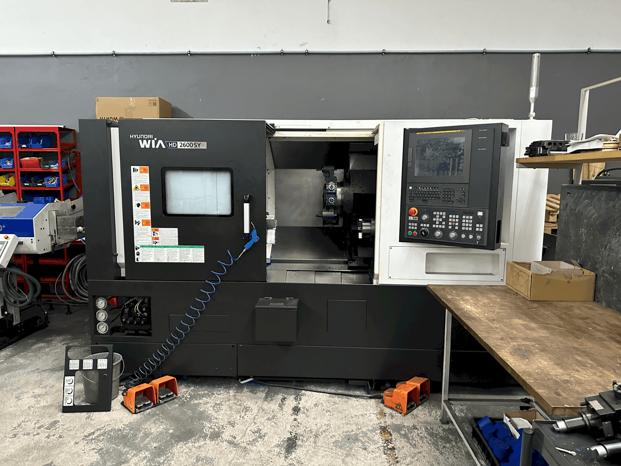 Čelní pohled  na Hyundai Wia HD 2600SY  stroj