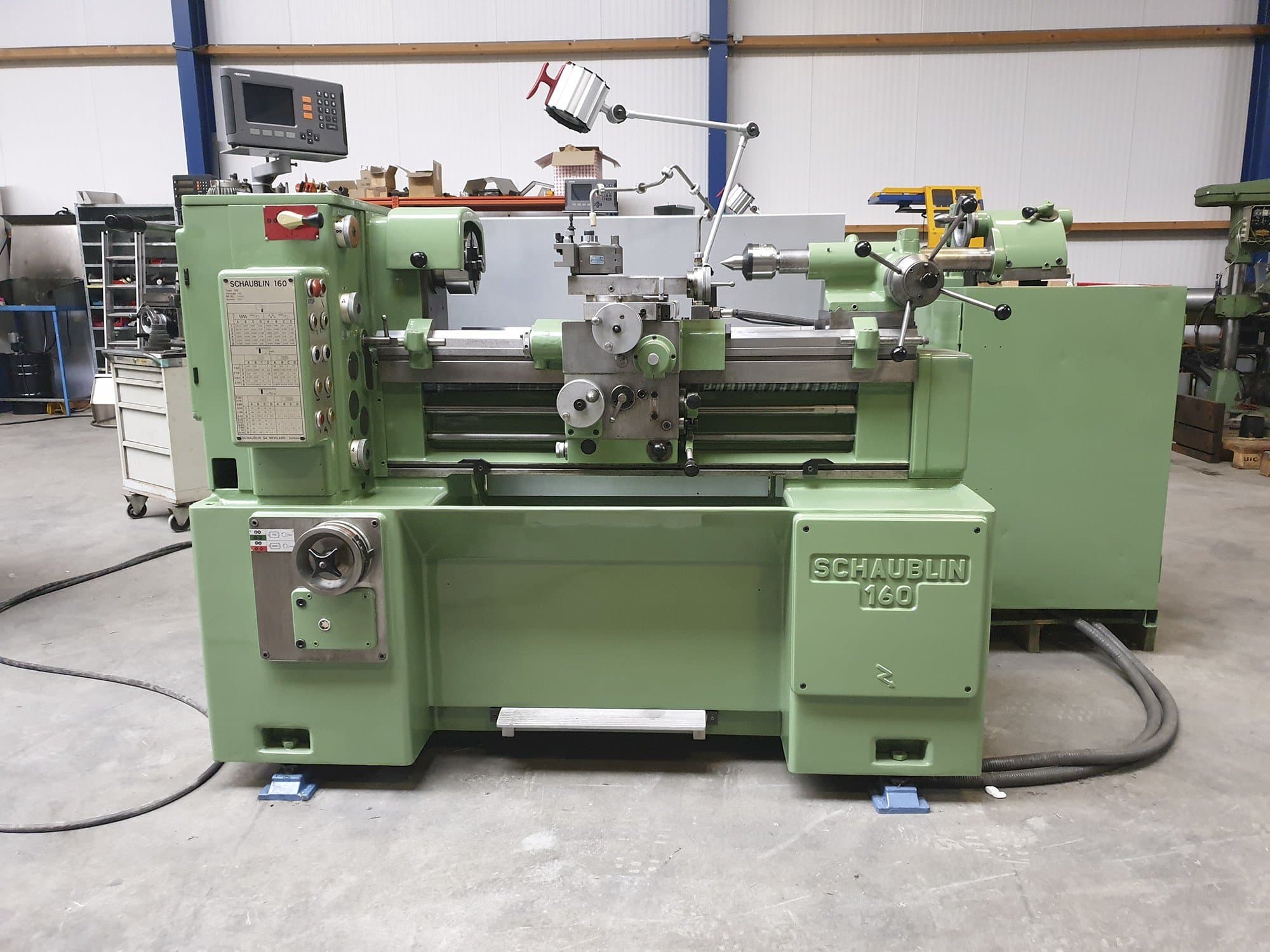 Čelní pohled na SCHAUBLIN 160 stroj
