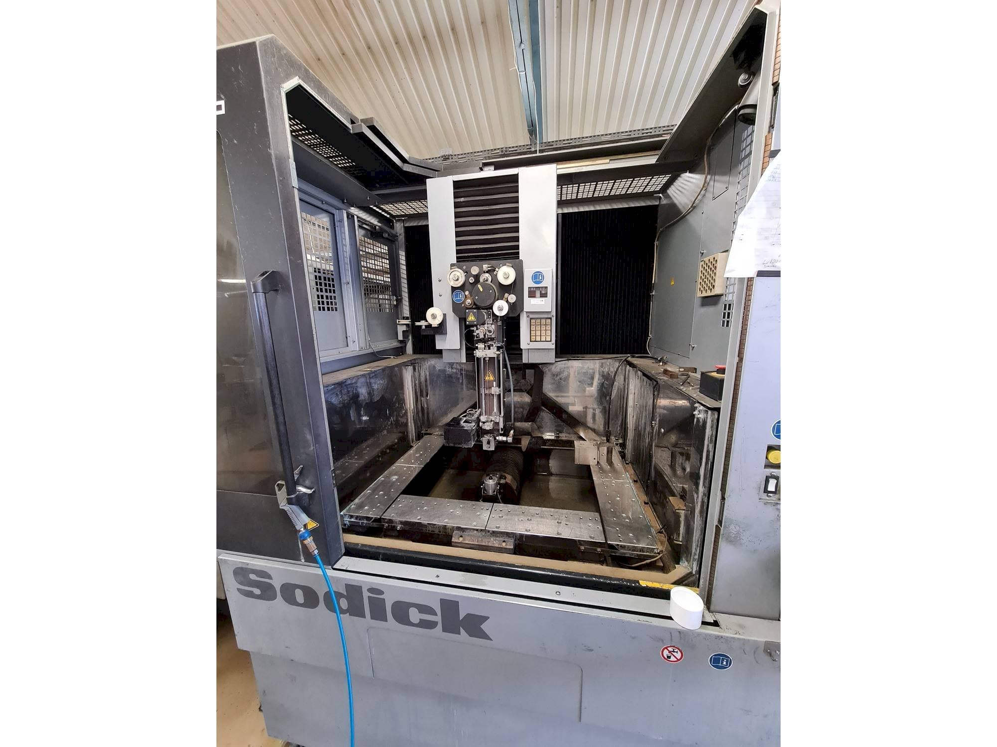 Čelní pohled na Sodick AQ750L stroj