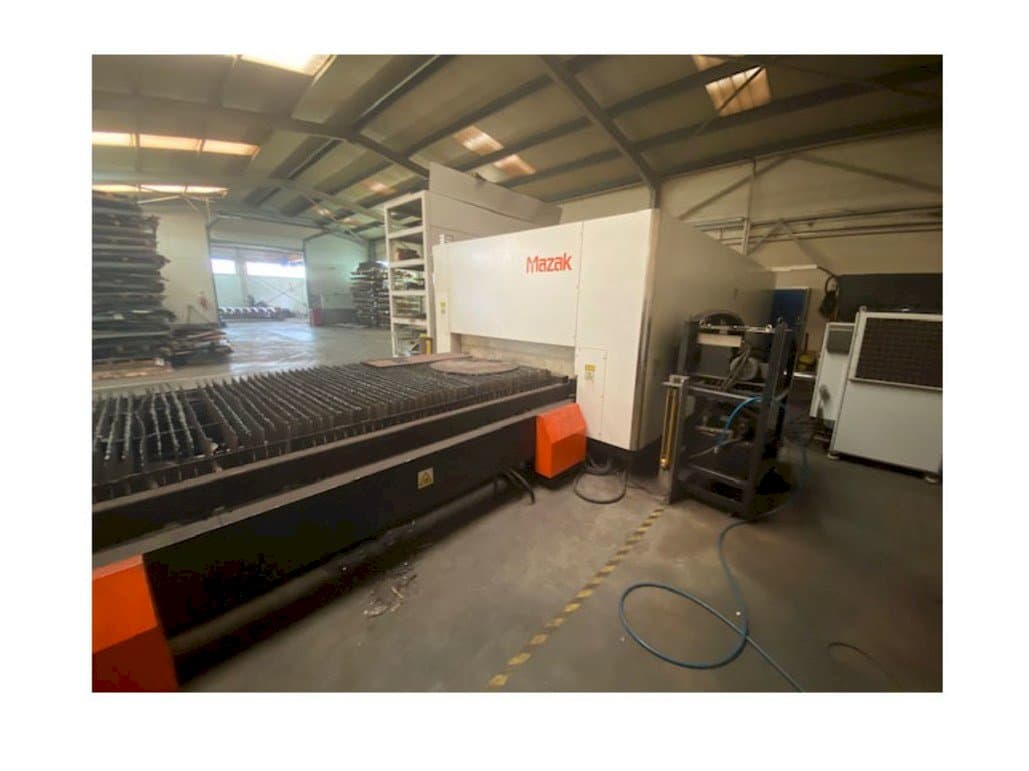 Čelní pohled na Mazak Optiplex Nexus 3015 stroj