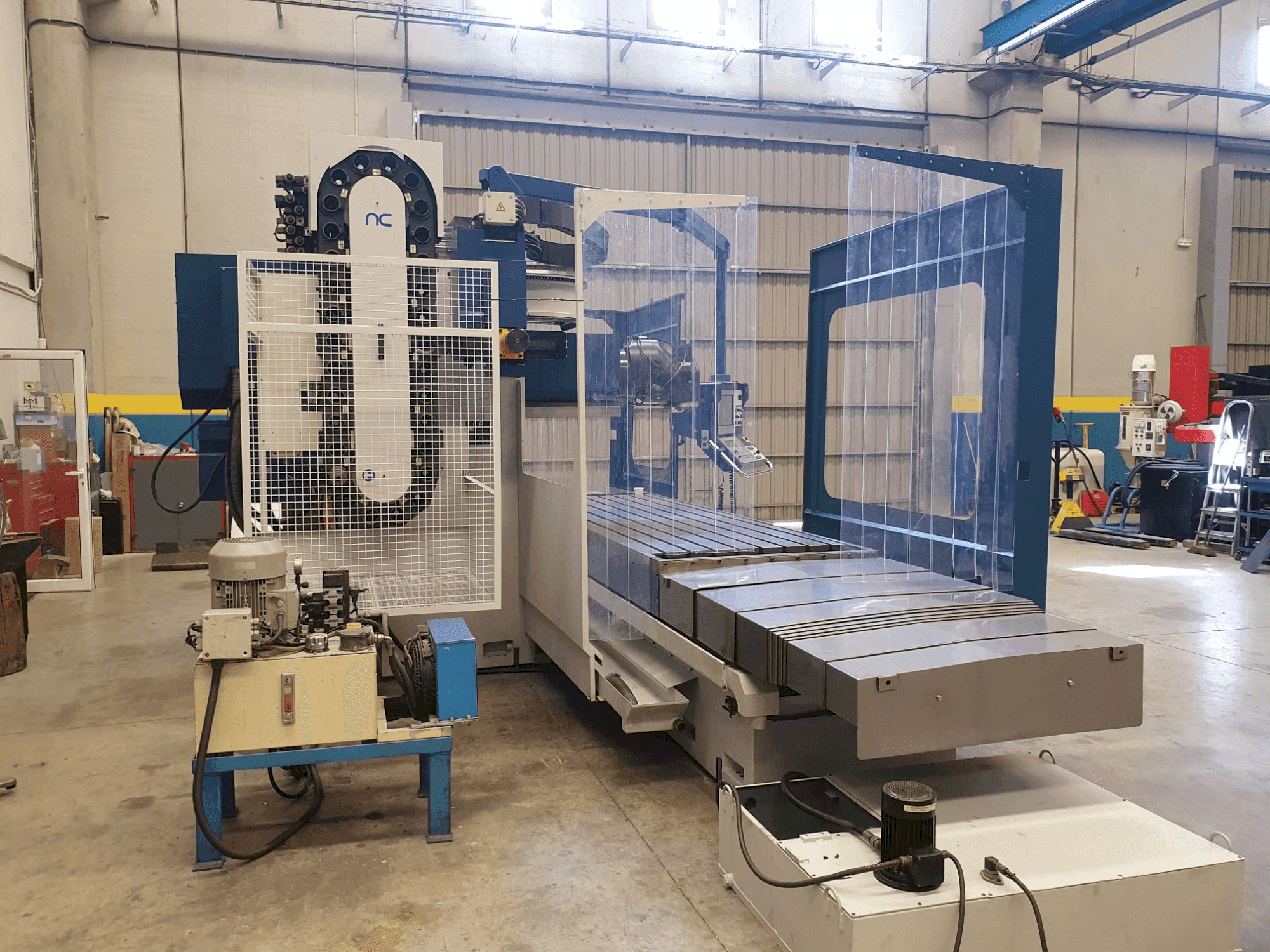 Čelní pohled na Nicolas Correa A30/30 stroj