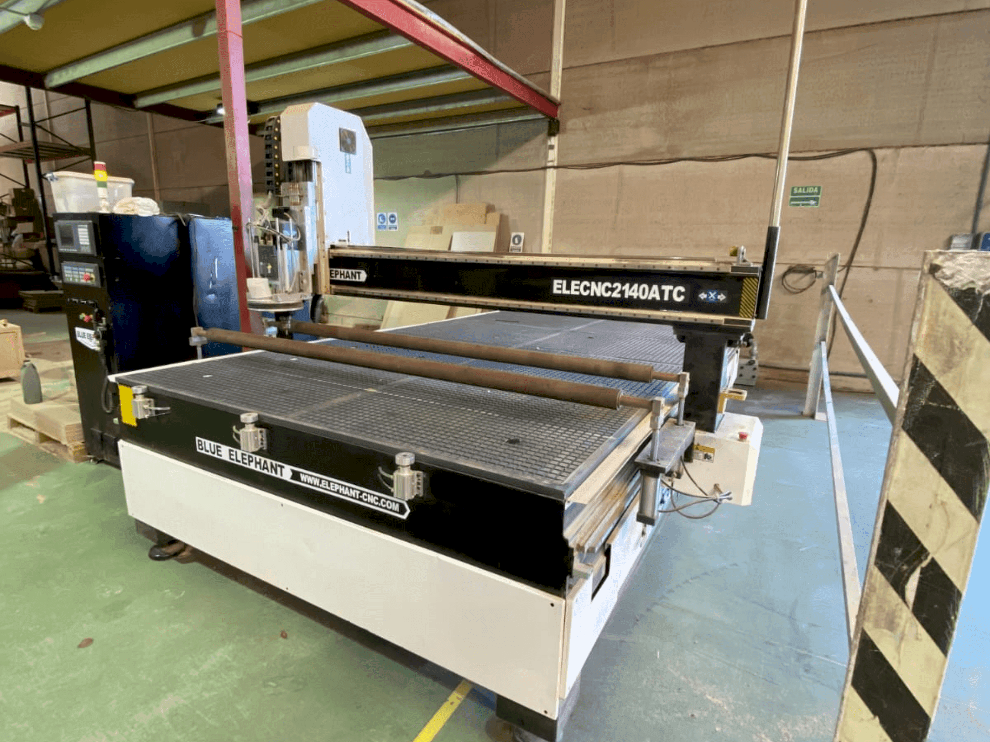 Čelní pohled  na BLUE ELEPHANT ELECNC 2200x3700  stroj