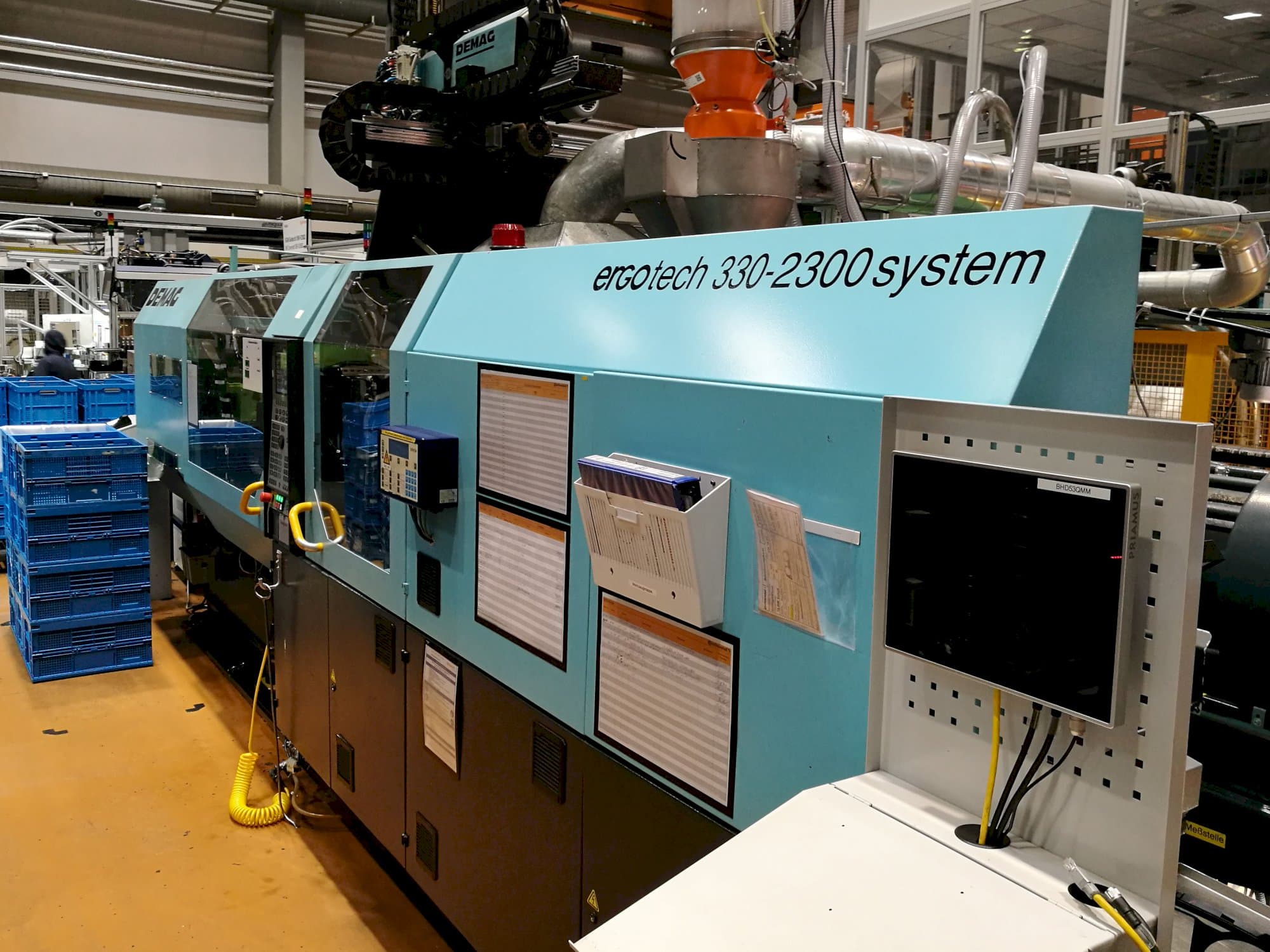 Pravý pohled na DEMAG Ergotech 330-2300 stroj
