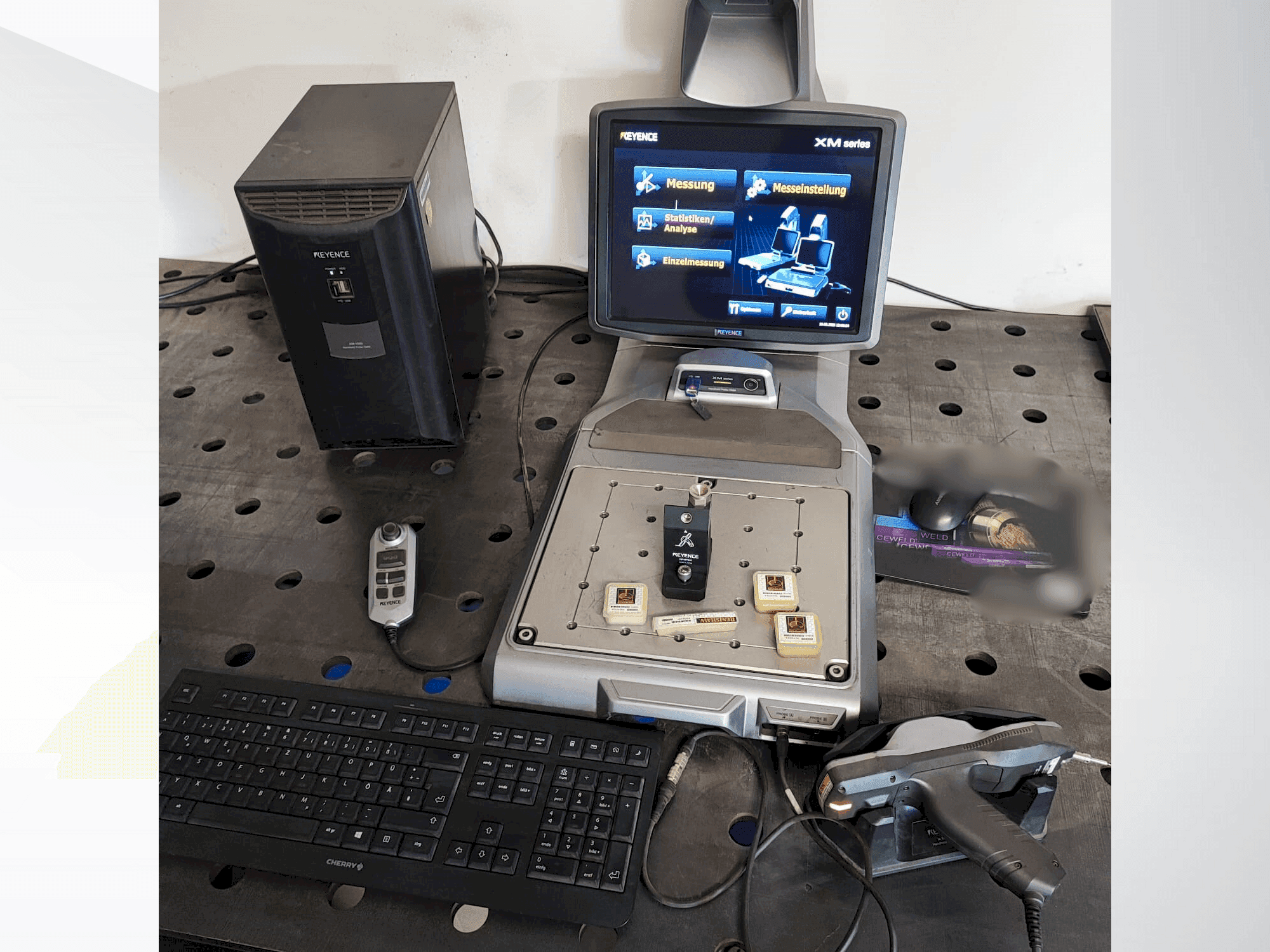 Čelní pohled  na KEYENCE XM-1000  stroj