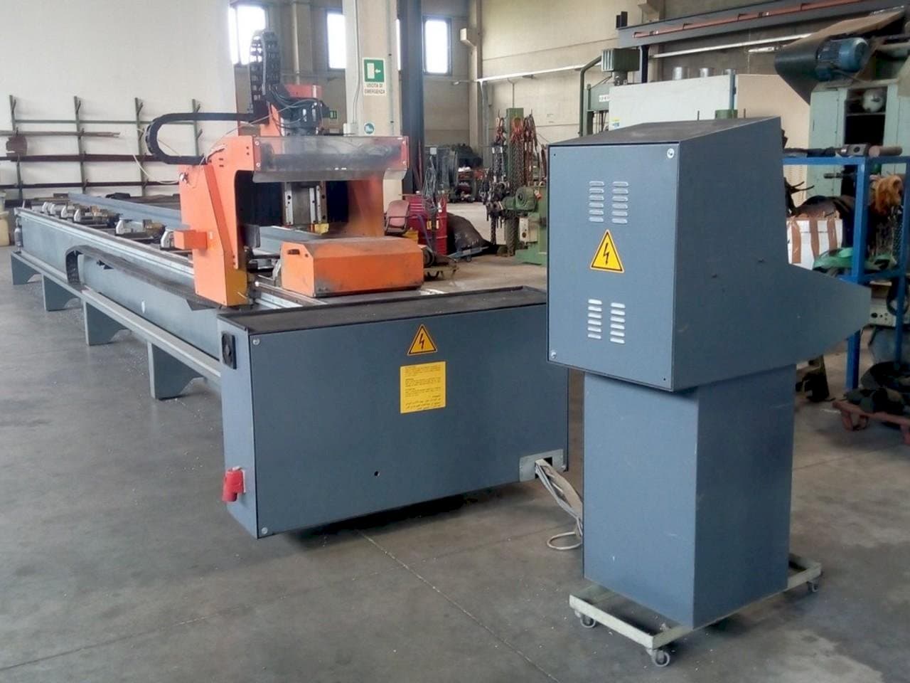 Čelní pohled na Tekna UT 426/3 stroj