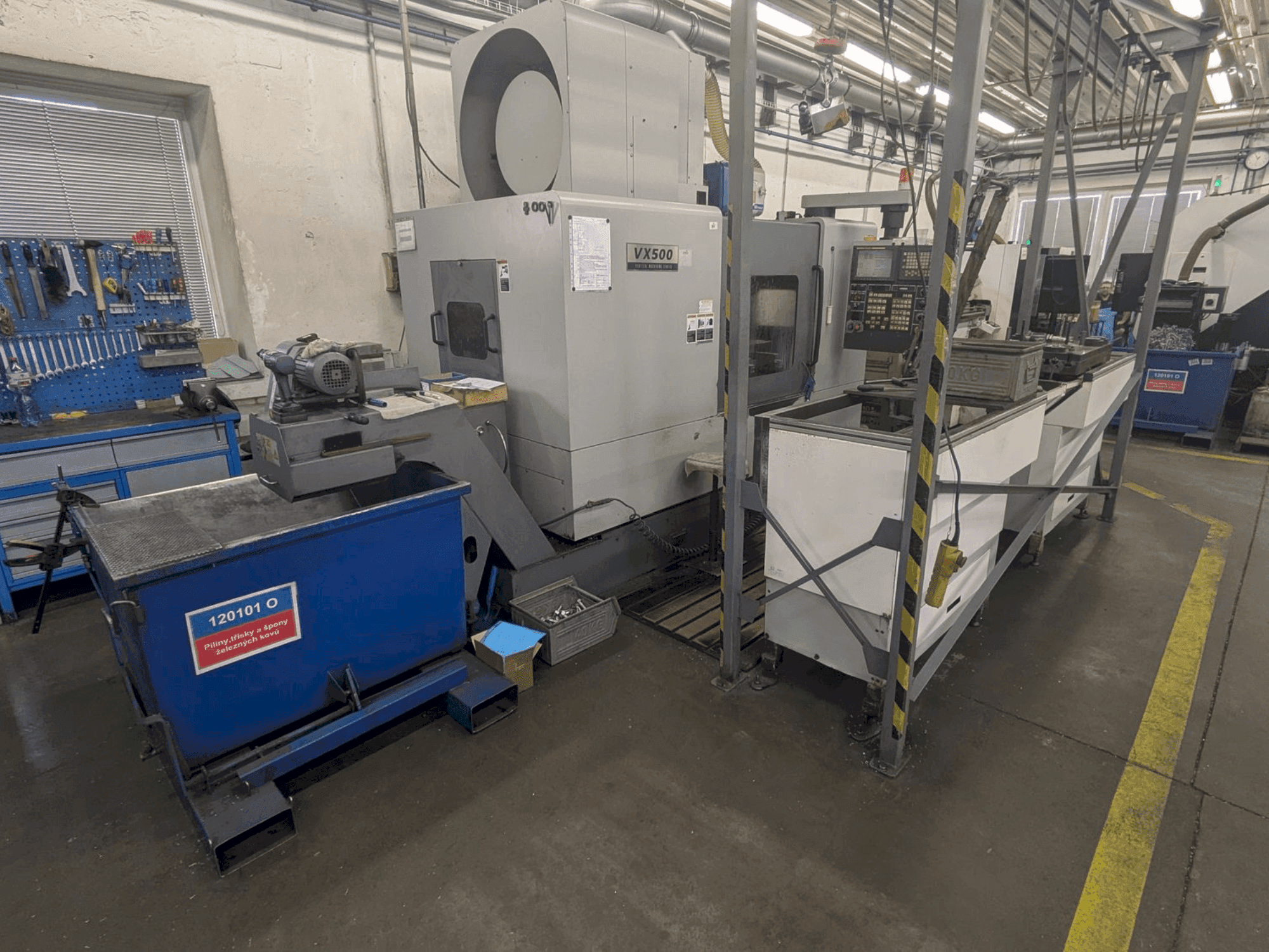 Čelní pohled  na HYUNDAI KIA VX500  stroj