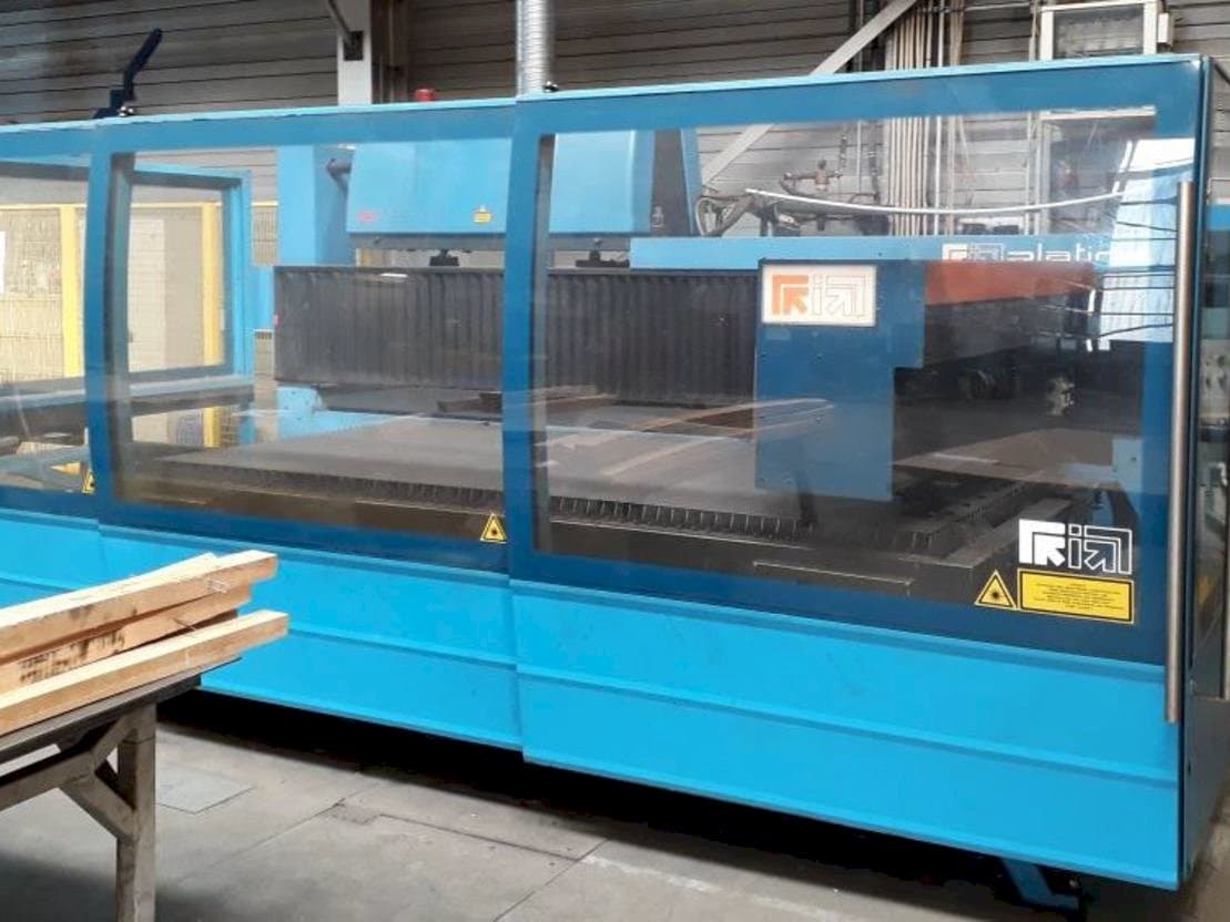 Čelní pohled na Prima Industrie Platino 1530 stroj