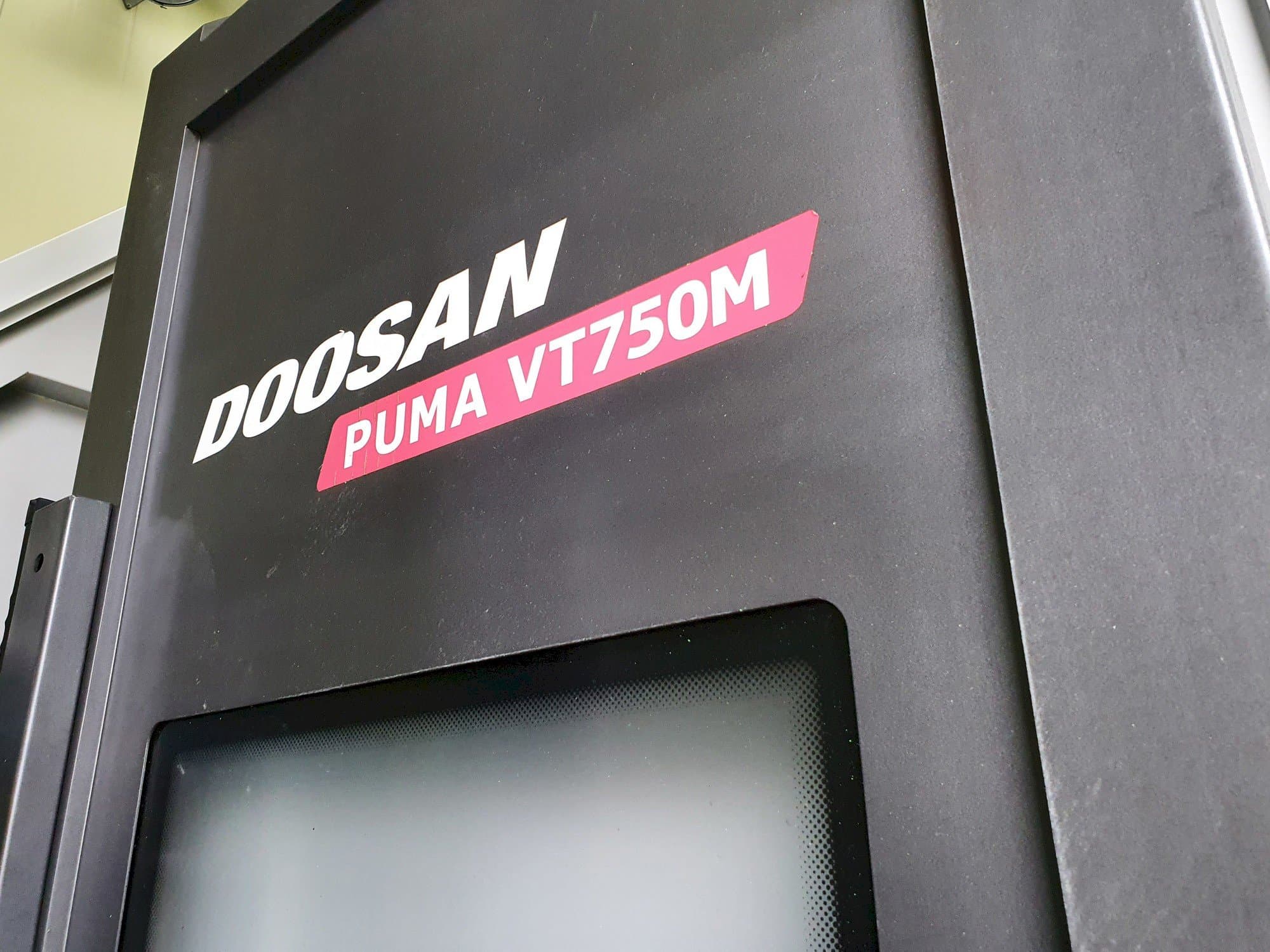 Čelní pohled na Doosan PUMA VT750M stroj