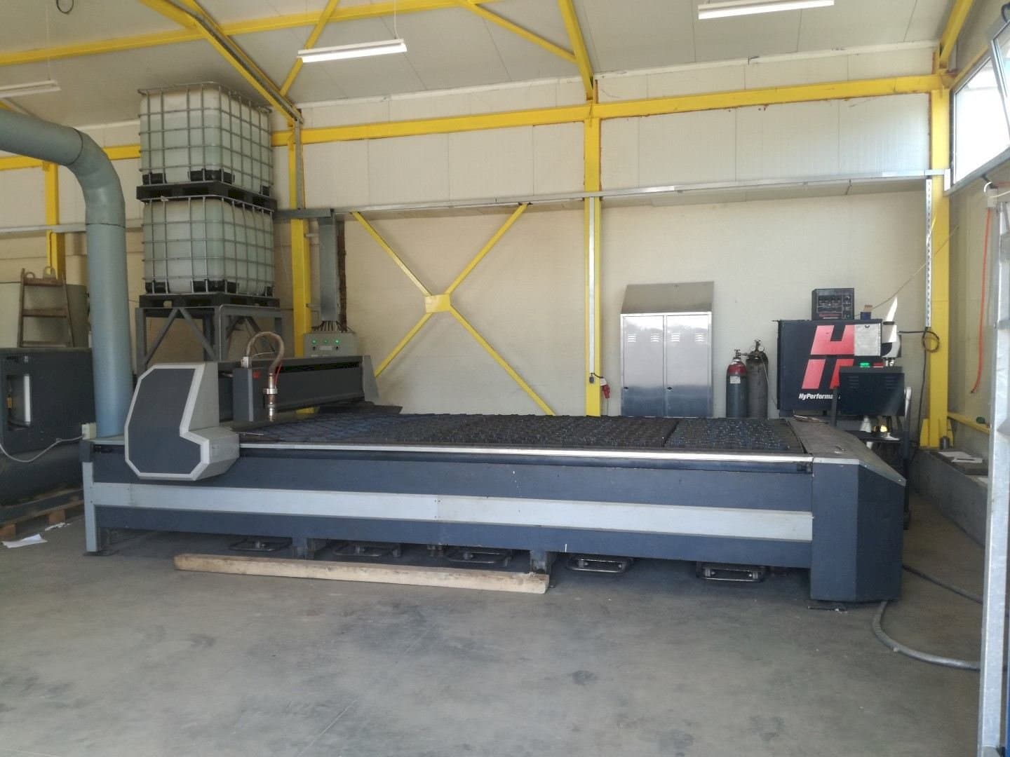 Čelní pohled na HPM ITALY GV 4 x 2 stroj