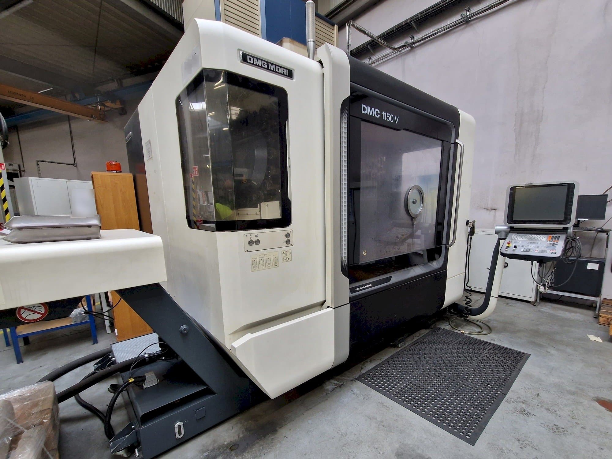 Levý boční pohled na DMG MORI DMC 1150 V stroj