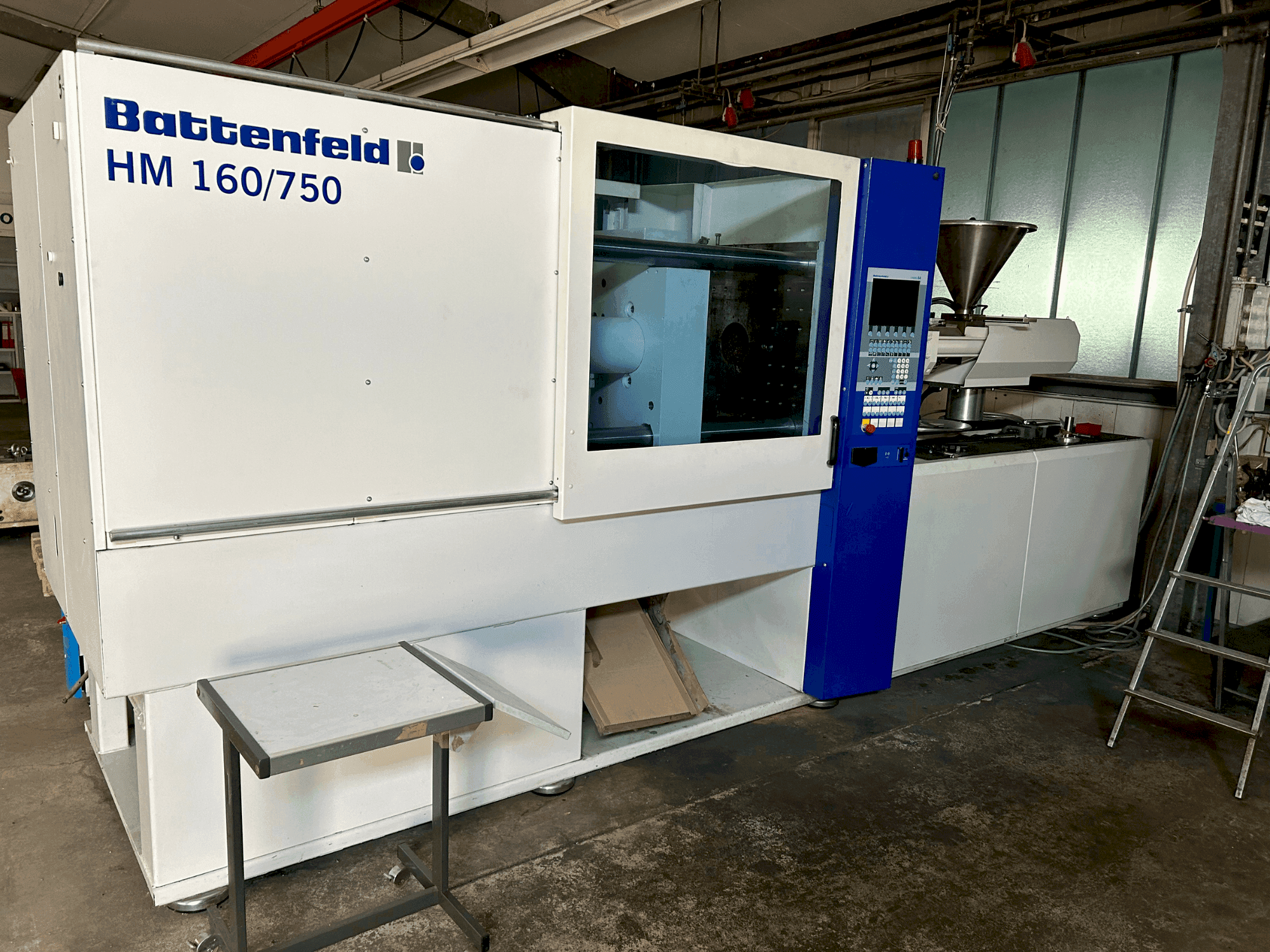 Čelní pohled na Battenfeld HM160/750E stroj
