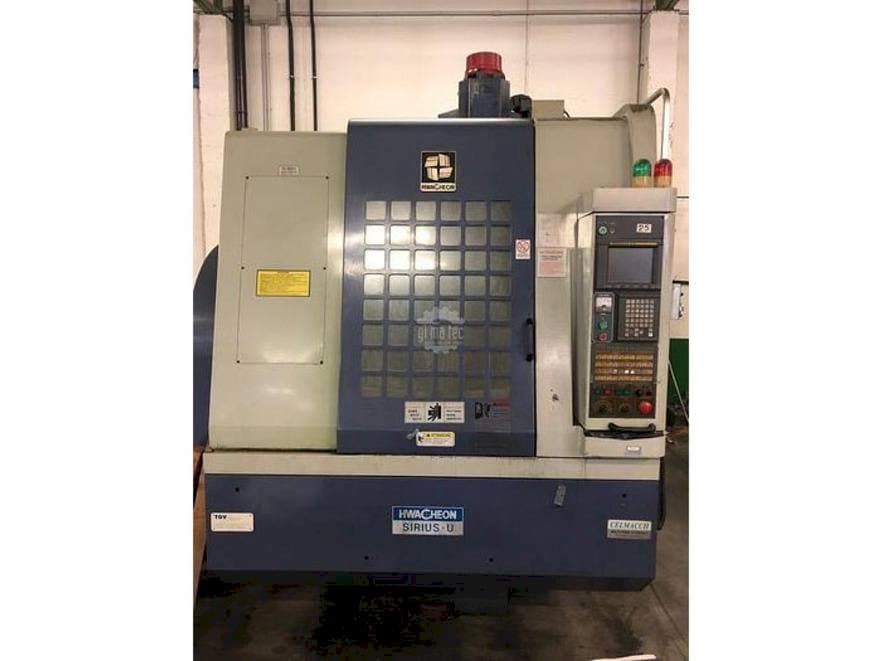 Čelní pohled na HWACHEON SIRIUS U stroj