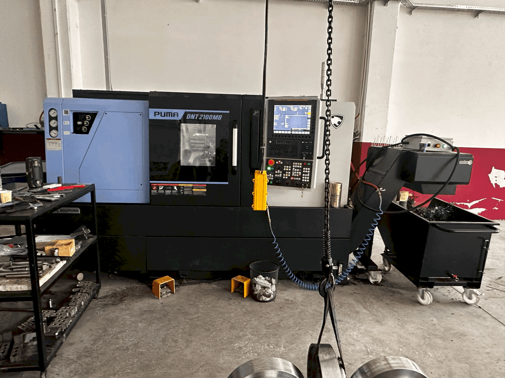 Čelní pohled na DN SOLUTIONS Puma DNT2100MB stroj